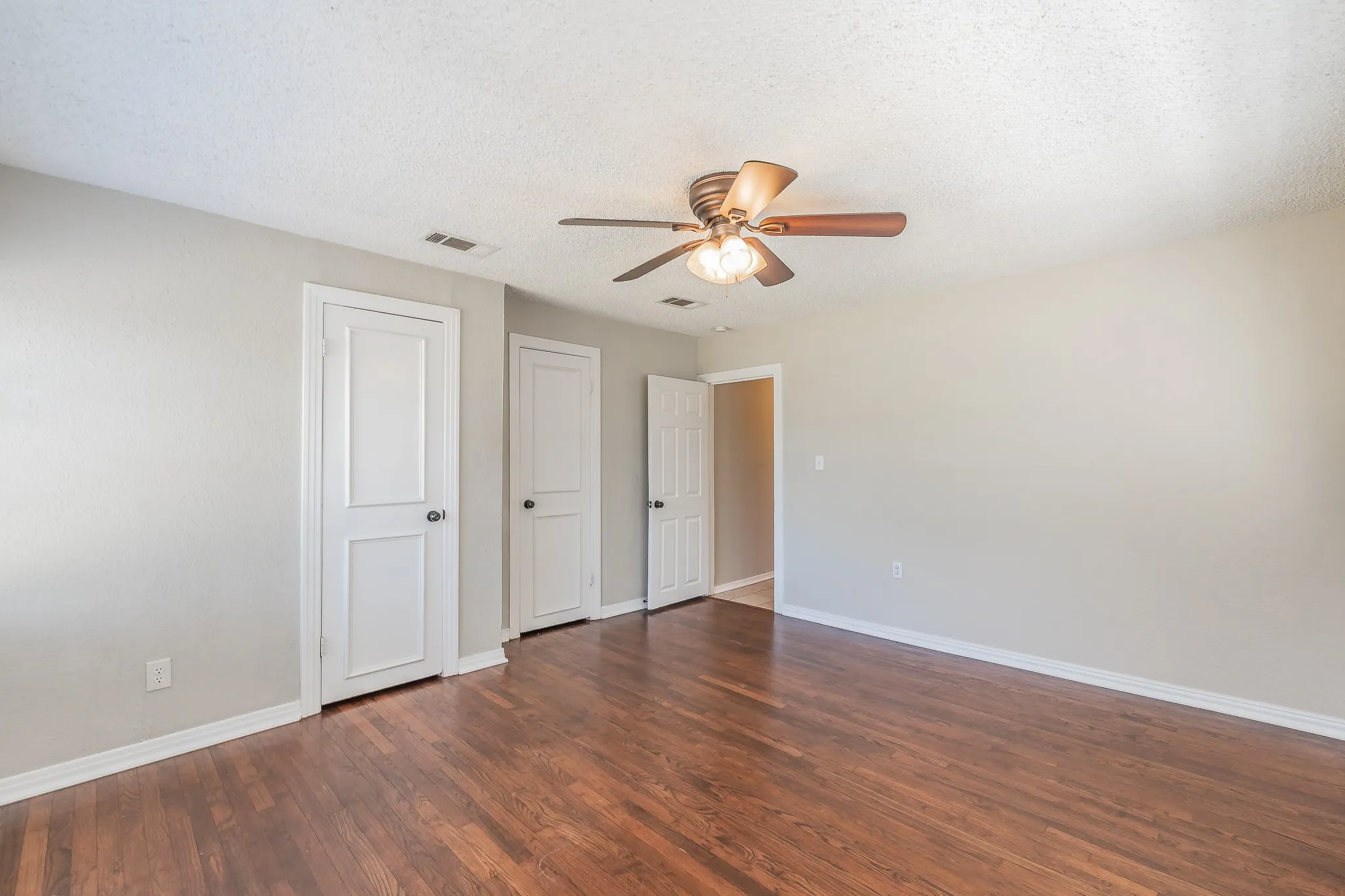 Single Family Residence For Rent in Tarrant County , 3144 Olive Place, Fort Worth, Texas 76116, 3 Bedroom, 1 Bathroom, Garage spaces, 996 Sqft, built in 1950, mls#21393342, Real Estate Agent in Fort Worth, Homes For Rent in Tarrant county, Homes For Rent in Fort Worth, Realtor in Fort Worth Texas, Real Estate Brokerage Independent Realty Texas, Luminita Cordes Realtor
