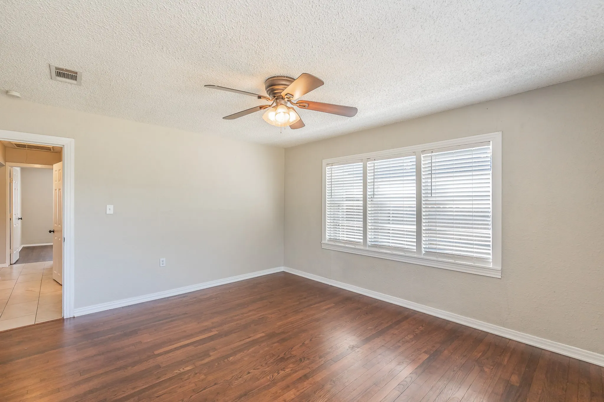 Single Family Residence For Rent in Tarrant County , 3144 Olive Place, Fort Worth, Texas 76116, 3 Bedroom, 1 Bathroom, Garage spaces, 996 Sqft, built in 1950, mls#21393342, Real Estate Agent in Fort Worth, Homes For Rent in Tarrant county, Homes For Rent in Fort Worth, Realtor in Fort Worth Texas, Real Estate Brokerage Independent Realty Texas, Luminita Cordes Realtor