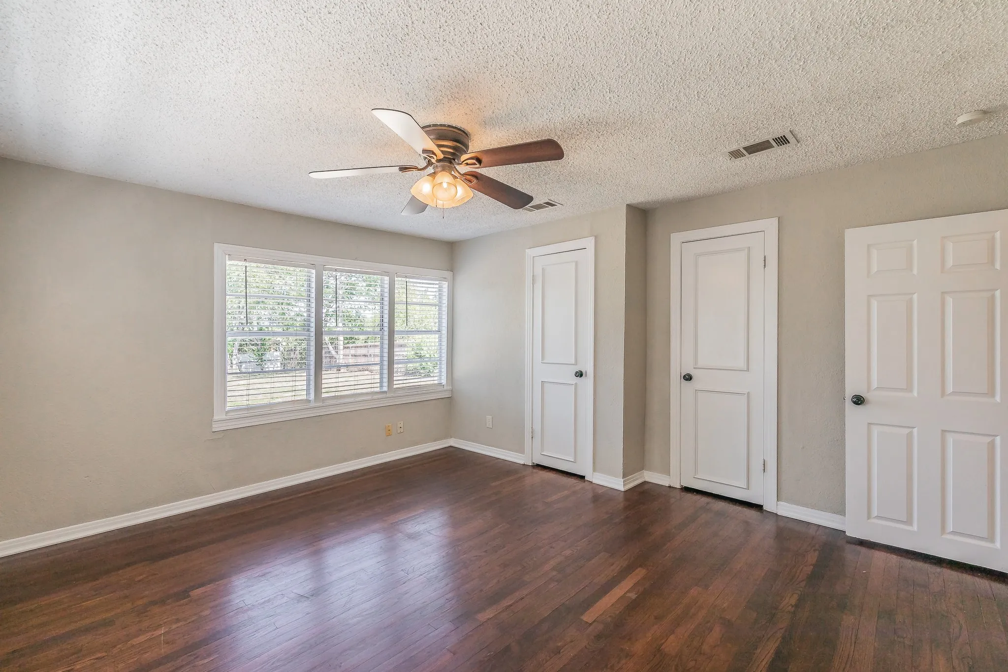 Single Family Residence For Rent in Tarrant County , 3144 Olive Place, Fort Worth, Texas 76116, 3 Bedroom, 1 Bathroom, Garage spaces, 996 Sqft, built in 1950, mls#21393342, Real Estate Agent in Fort Worth, Homes For Rent in Tarrant county, Homes For Rent in Fort Worth, Realtor in Fort Worth Texas, Real Estate Brokerage Independent Realty Texas, Luminita Cordes Realtor