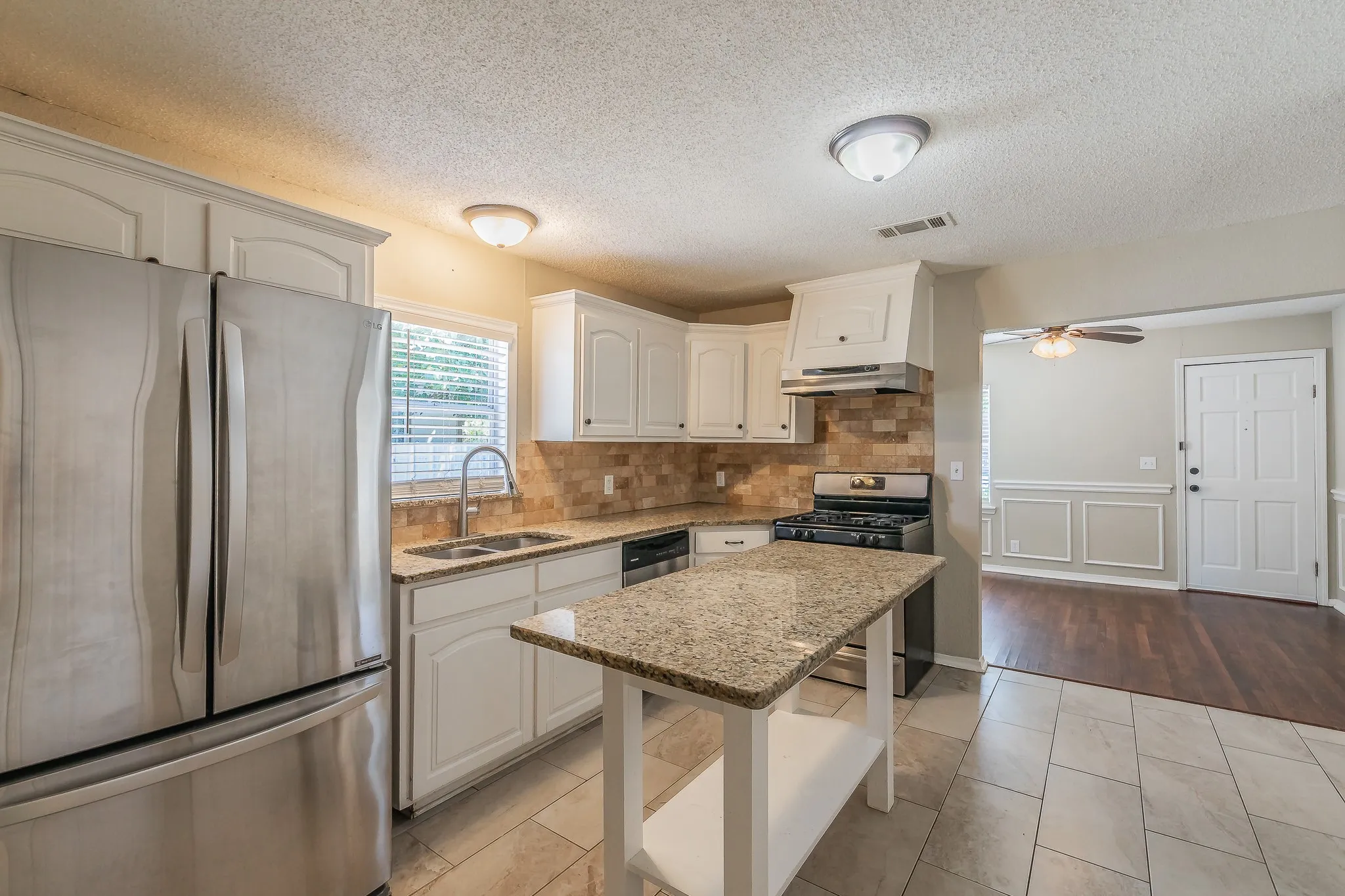 Single Family Residence For Rent in Tarrant County , 3144 Olive Place, Fort Worth, Texas 76116, 3 Bedroom, 1 Bathroom, Garage spaces, 996 Sqft, built in 1950, mls#21393342, Real Estate Agent in Fort Worth, Homes For Rent in Tarrant county, Homes For Rent in Fort Worth, Realtor in Fort Worth Texas, Real Estate Brokerage Independent Realty Texas, Luminita Cordes Realtor
