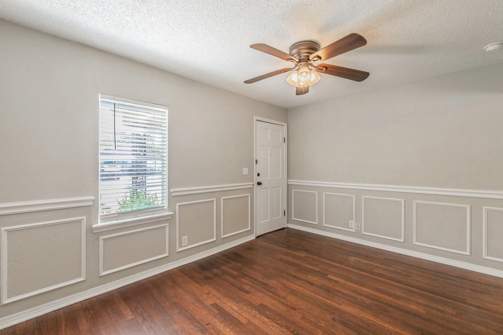 Single Family Residence For Rent in Tarrant County , 3144 Olive Place, Fort Worth, Texas 76116, 3 Bedroom, 1 Bathroom, Garage spaces, 996 Sqft, built in 1950, mls#21393342, Real Estate Agent in Fort Worth, Homes For Rent in Tarrant county, Homes For Rent in Fort Worth, Realtor in Fort Worth Texas, Real Estate Brokerage Independent Realty Texas, Luminita Cordes Realtor