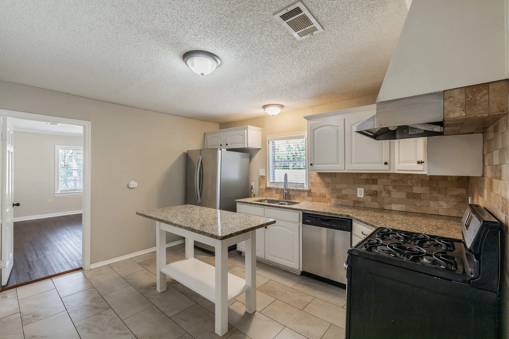 Single Family Residence For Rent in Tarrant County , 3144 Olive Place, Fort Worth, Texas 76116, 3 Bedroom, 1 Bathroom, Garage spaces, 996 Sqft, built in 1950, mls#21393342, Real Estate Agent in Fort Worth, Homes For Rent in Tarrant county, Homes For Rent in Fort Worth, Realtor in Fort Worth Texas, Real Estate Brokerage Independent Realty Texas, Luminita Cordes Realtor