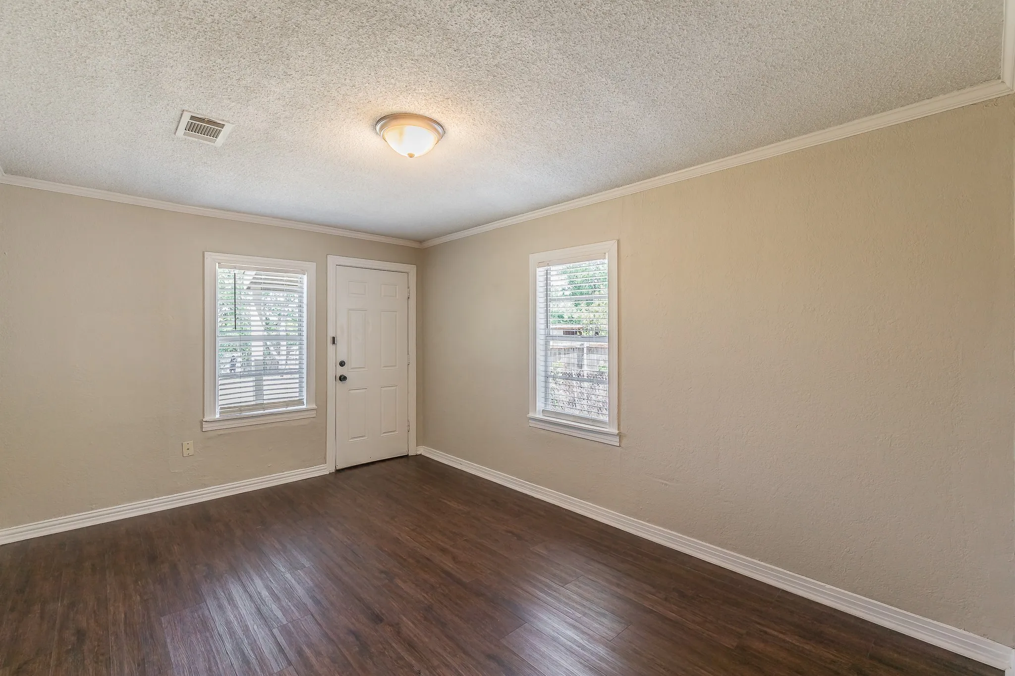 Single Family Residence For Rent in Tarrant County , 3144 Olive Place, Fort Worth, Texas 76116, 3 Bedroom, 1 Bathroom, Garage spaces, 996 Sqft, built in 1950, mls#21393342, Real Estate Agent in Fort Worth, Homes For Rent in Tarrant county, Homes For Rent in Fort Worth, Realtor in Fort Worth Texas, Real Estate Brokerage Independent Realty Texas, Luminita Cordes Realtor