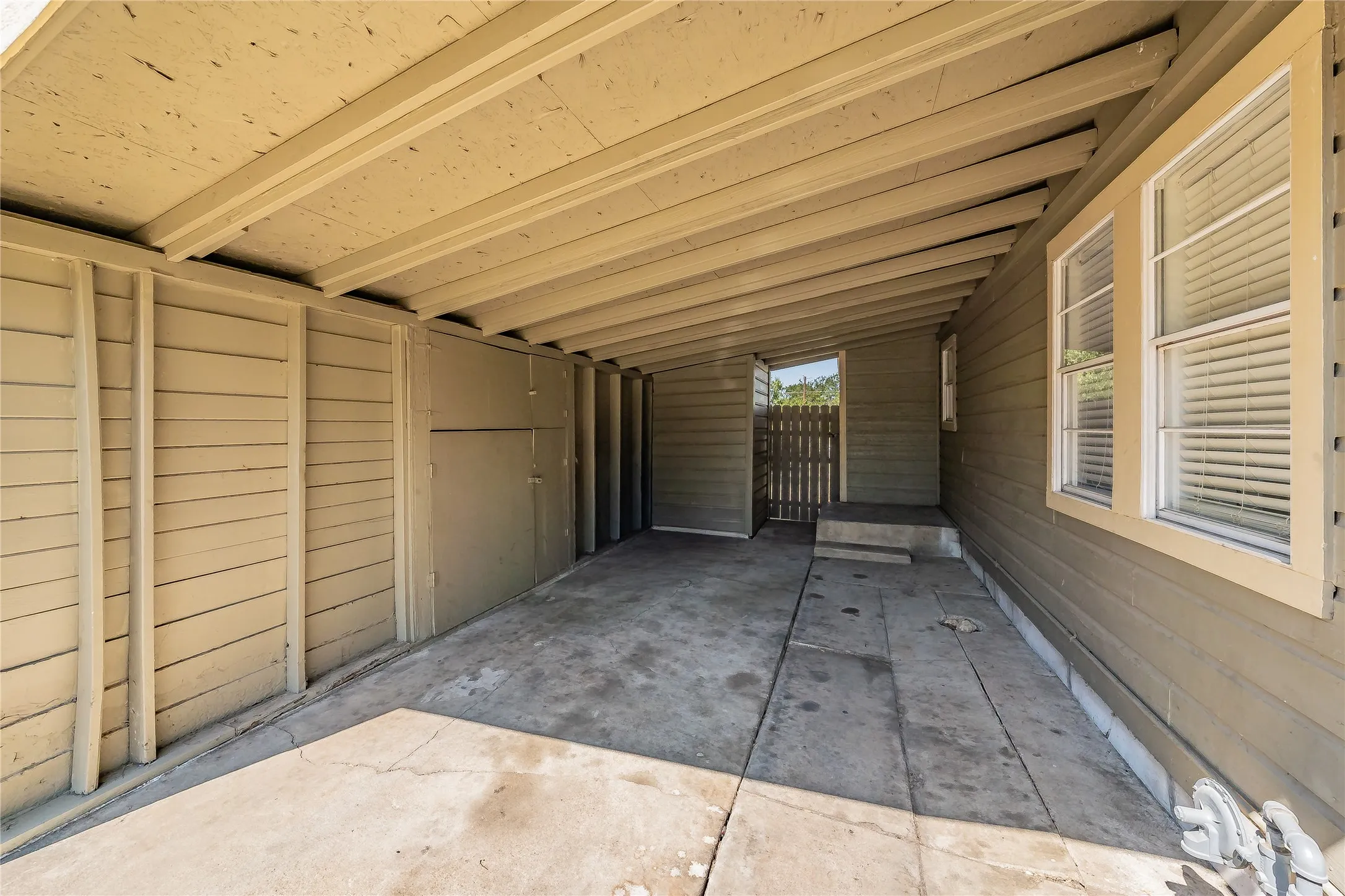 Single Family Residence For Rent in Tarrant County , 3144 Olive Place, Fort Worth, Texas 76116, 3 Bedroom, 1 Bathroom, Garage spaces, 996 Sqft, built in 1950, mls#21393342, Real Estate Agent in Fort Worth, Homes For Rent in Tarrant county, Homes For Rent in Fort Worth, Realtor in Fort Worth Texas, Real Estate Brokerage Independent Realty Texas, Luminita Cordes Realtor