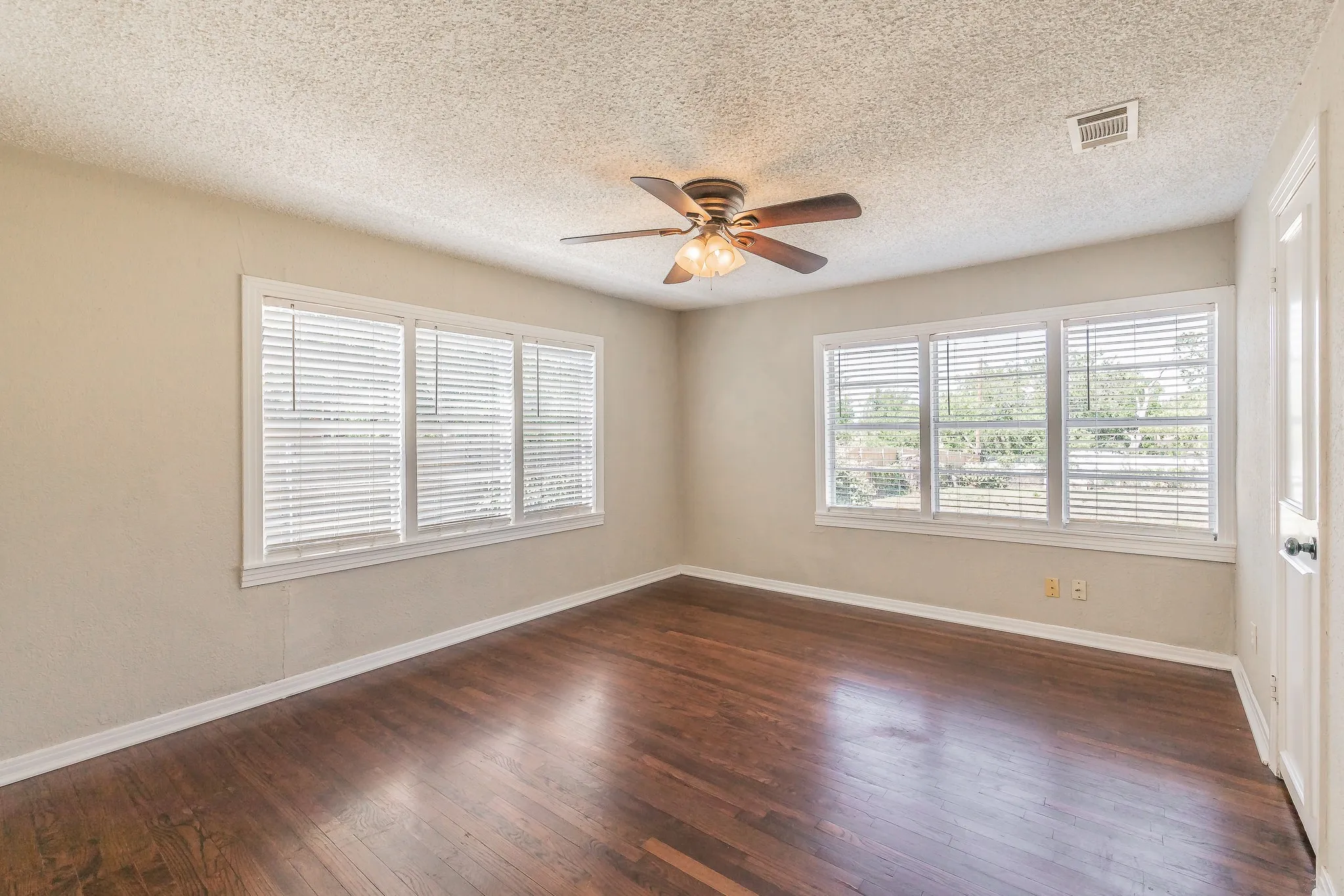 Single Family Residence For Rent in Tarrant County , 3144 Olive Place, Fort Worth, Texas 76116, 3 Bedroom, 1 Bathroom, Garage spaces, 996 Sqft, built in 1950, mls#21393342, Real Estate Agent in Fort Worth, Homes For Rent in Tarrant county, Homes For Rent in Fort Worth, Realtor in Fort Worth Texas, Real Estate Brokerage Independent Realty Texas, Luminita Cordes Realtor