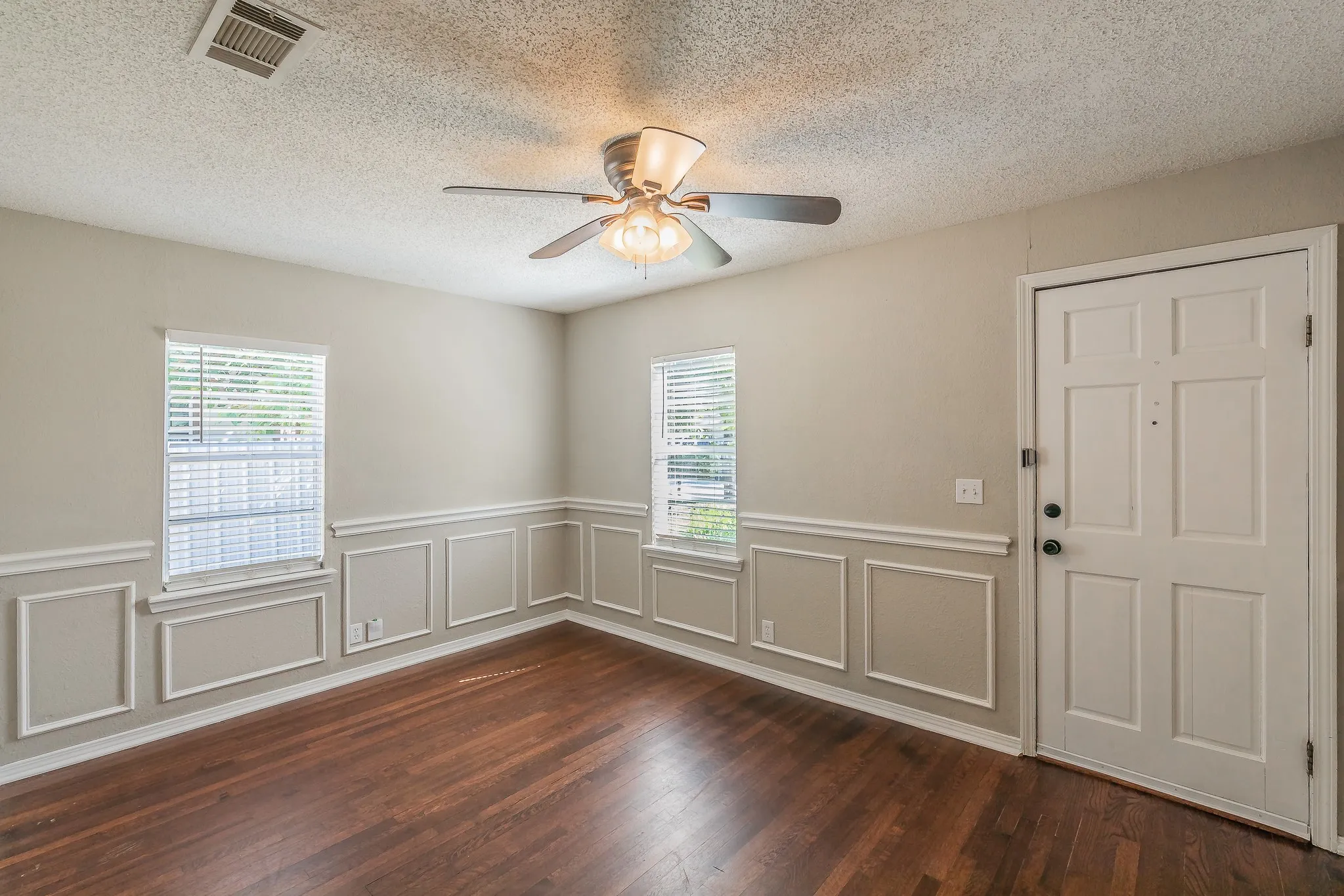 Single Family Residence For Rent in Tarrant County , 3144 Olive Place, Fort Worth, Texas 76116, 3 Bedroom, 1 Bathroom, Garage spaces, 996 Sqft, built in 1950, mls#21393342, Real Estate Agent in Fort Worth, Homes For Rent in Tarrant county, Homes For Rent in Fort Worth, Realtor in Fort Worth Texas, Real Estate Brokerage Independent Realty Texas, Luminita Cordes Realtor