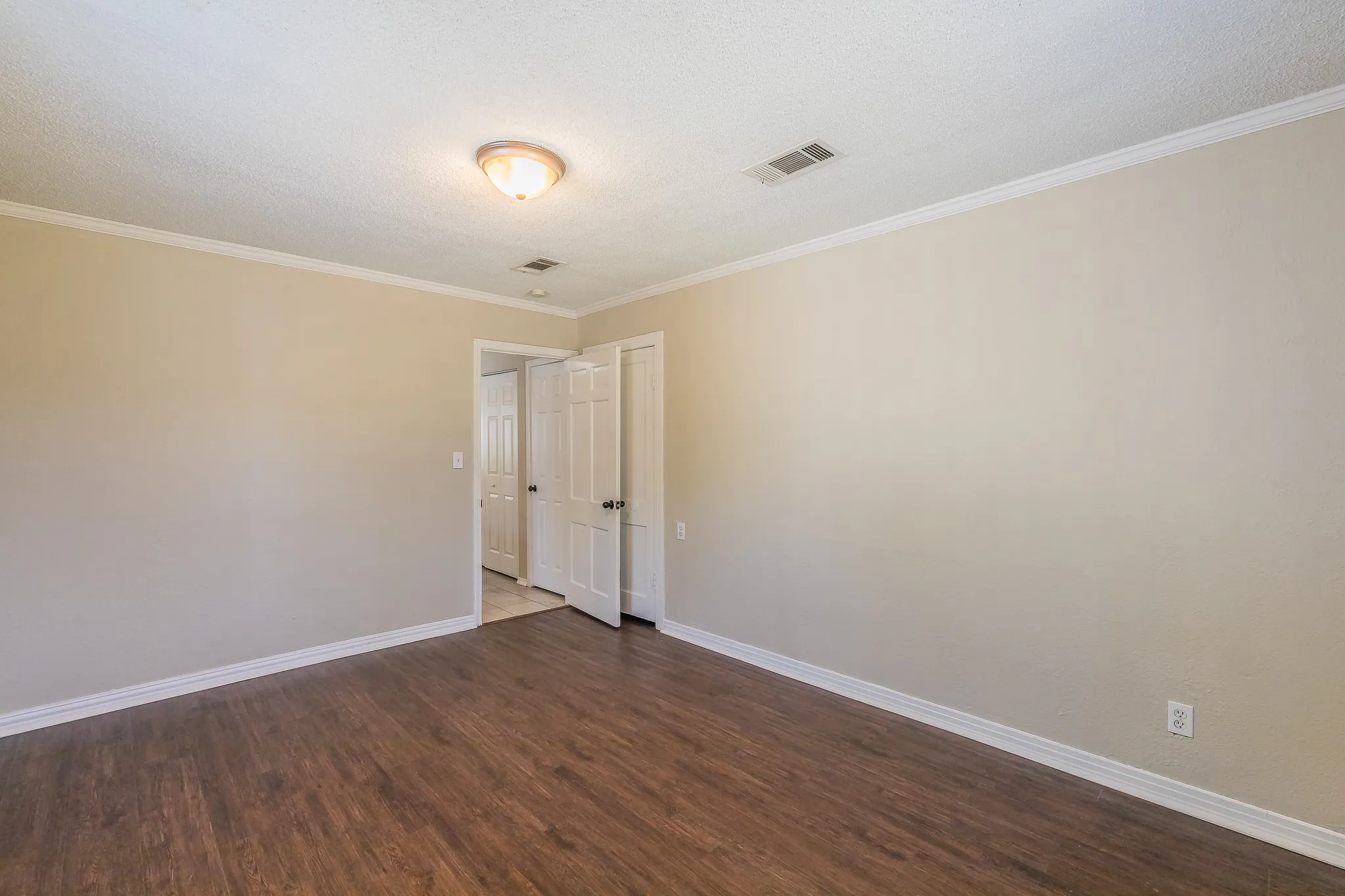 Single Family Residence For Rent in Tarrant County , 3144 Olive Place, Fort Worth, Texas 76116, 3 Bedroom, 1 Bathroom, Garage spaces, 996 Sqft, built in 1950, mls#21393342, Real Estate Agent in Fort Worth, Homes For Rent in Tarrant county, Homes For Rent in Fort Worth, Realtor in Fort Worth Texas, Real Estate Brokerage Independent Realty Texas, Luminita Cordes Realtor