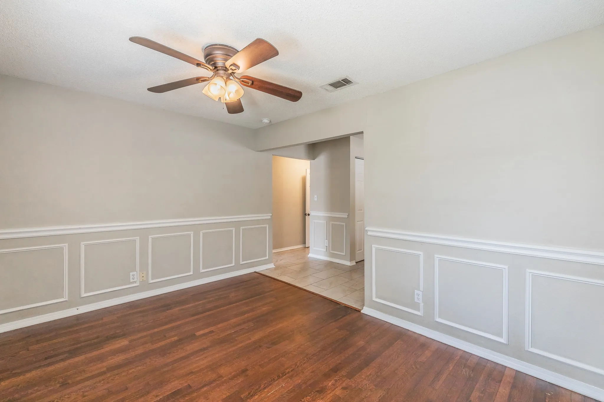 Single Family Residence For Rent in Tarrant County , 3144 Olive Place, Fort Worth, Texas 76116, 3 Bedroom, 1 Bathroom, Garage spaces, 996 Sqft, built in 1950, mls#21393342, Real Estate Agent in Fort Worth, Homes For Rent in Tarrant county, Homes For Rent in Fort Worth, Realtor in Fort Worth Texas, Real Estate Brokerage Independent Realty Texas, Luminita Cordes Realtor