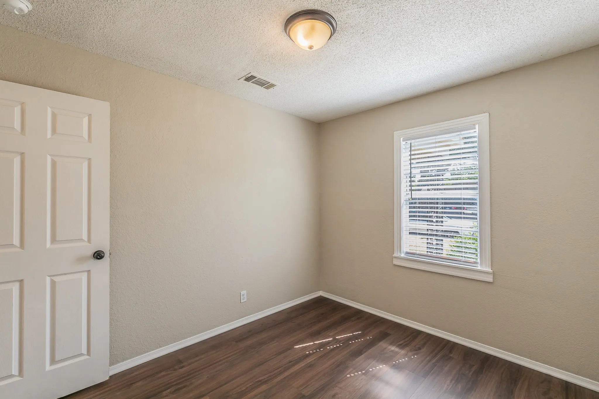 Single Family Residence For Rent in Tarrant County , 3144 Olive Place, Fort Worth, Texas 76116, 3 Bedroom, 1 Bathroom, Garage spaces, 996 Sqft, built in 1950, mls#21393342, Real Estate Agent in Fort Worth, Homes For Rent in Tarrant county, Homes For Rent in Fort Worth, Realtor in Fort Worth Texas, Real Estate Brokerage Independent Realty Texas, Luminita Cordes Realtor