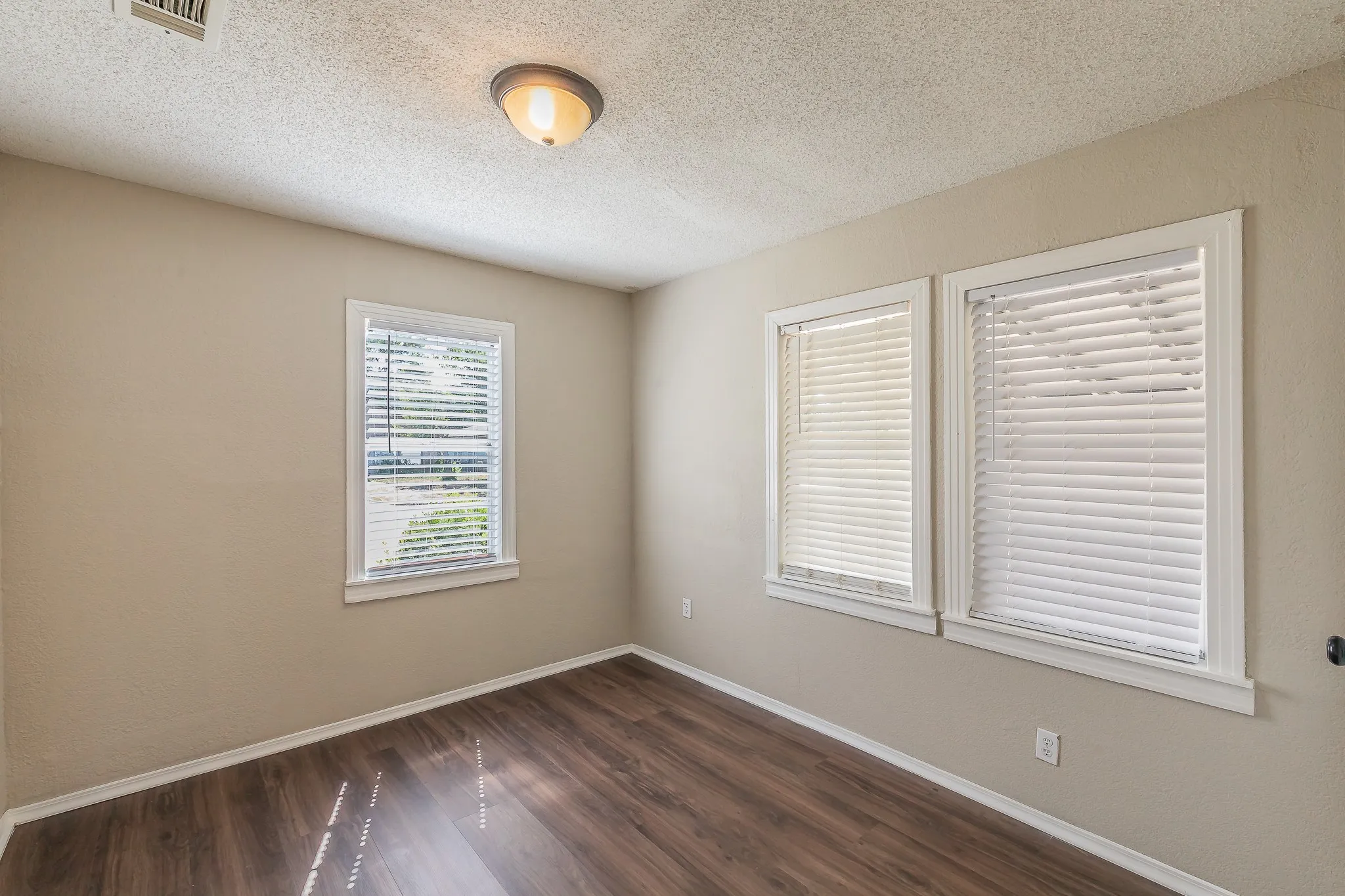 Single Family Residence For Rent in Tarrant County , 3144 Olive Place, Fort Worth, Texas 76116, 3 Bedroom, 1 Bathroom, Garage spaces, 996 Sqft, built in 1950, mls#21393342, Real Estate Agent in Fort Worth, Homes For Rent in Tarrant county, Homes For Rent in Fort Worth, Realtor in Fort Worth Texas, Real Estate Brokerage Independent Realty Texas, Luminita Cordes Realtor