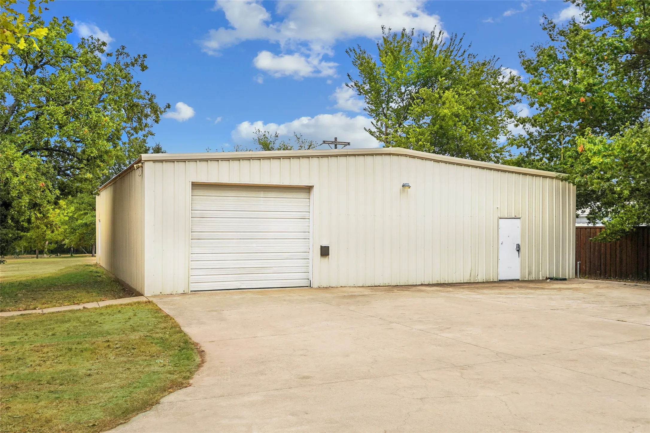 Single Family Residence For Sale in Denton County , 1570 Karen Drive, Argyle, Texas 76226, 1 Bedroom, 1 Bathroom, 2 Garage spaces, 800 Sqft, built in 1995, mls#21393360, Real Estate Agent in Argyle, Homes For Sale in Denton county, Homes For Sale in Argyle, Realtor in Argyle Texas, Real Estate Brokerage Independent Realty Texas, Luminita Cordes Realtor
