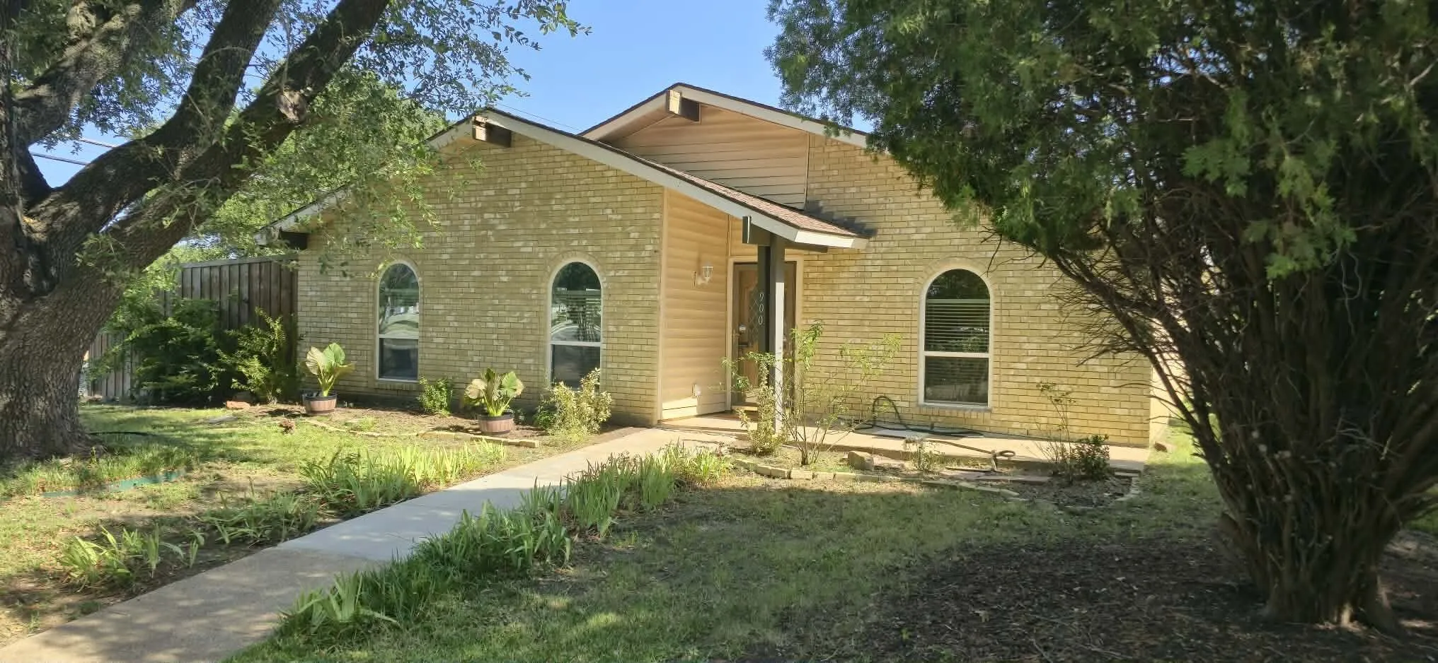 Single Family Residence For Sale in Collin County , 900 Overdowns Drive, Plano, Texas 75023, 3 Bedroom, 2 Bathroom, 2 Garage spaces, 1,744 Sqft, built in 1975, mls#21393378, Real Estate Agent in Plano, Homes For Sale in Collin county, Homes For Sale in Plano, Realtor in Plano Texas, Real Estate Brokerage Independent Realty Texas, Luminita Cordes Realtor