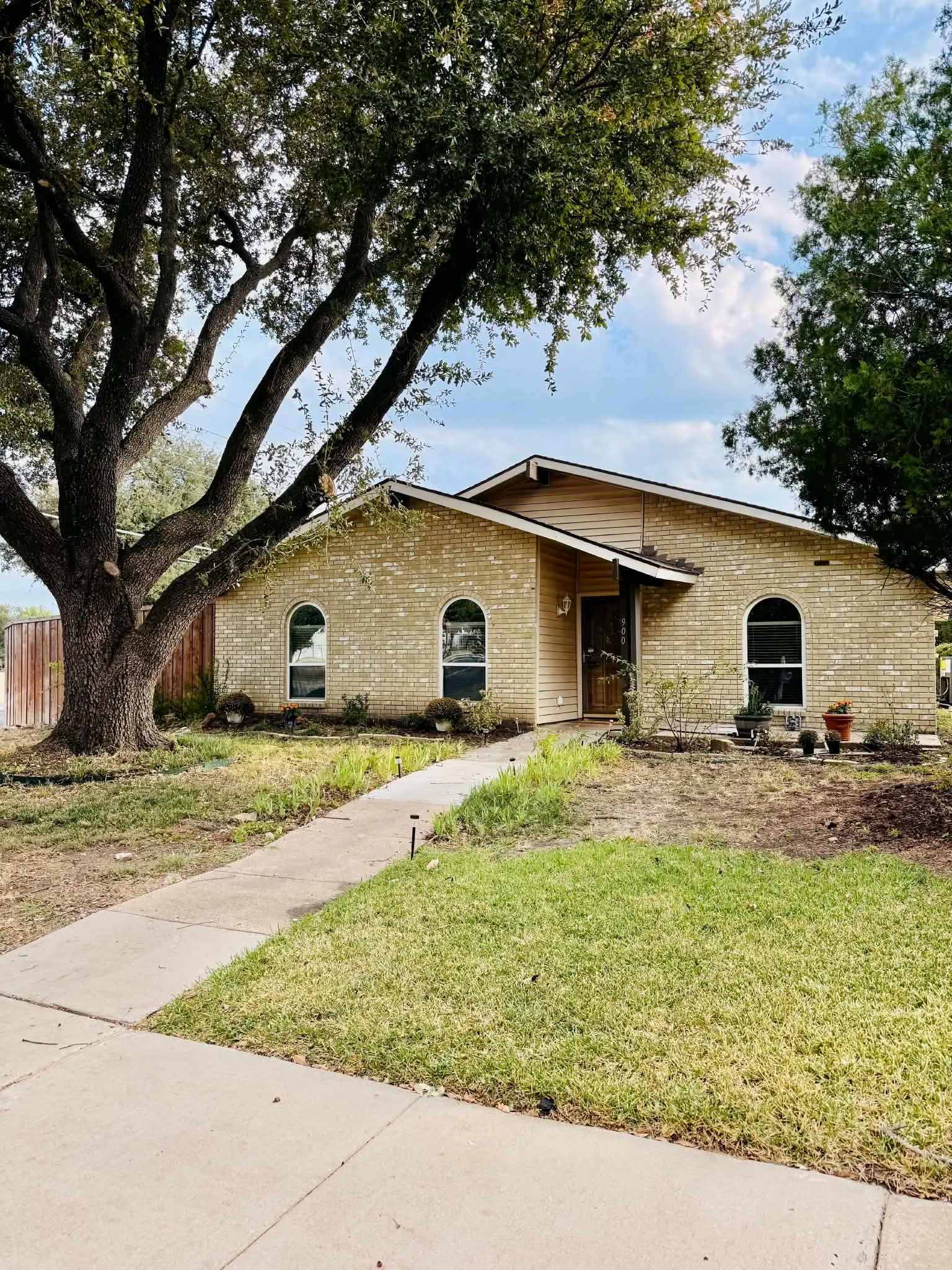 Single Family Residence For Sale in Collin County , 900 Overdowns Drive, Plano, Texas 75023, 3 Bedroom, 2 Bathroom, 2 Garage spaces, 1,744 Sqft, built in 1975, mls#21393378, Real Estate Agent in Plano, Homes For Sale in Collin county, Homes For Sale in Plano, Realtor in Plano Texas, Real Estate Brokerage Independent Realty Texas, Luminita Cordes Realtor