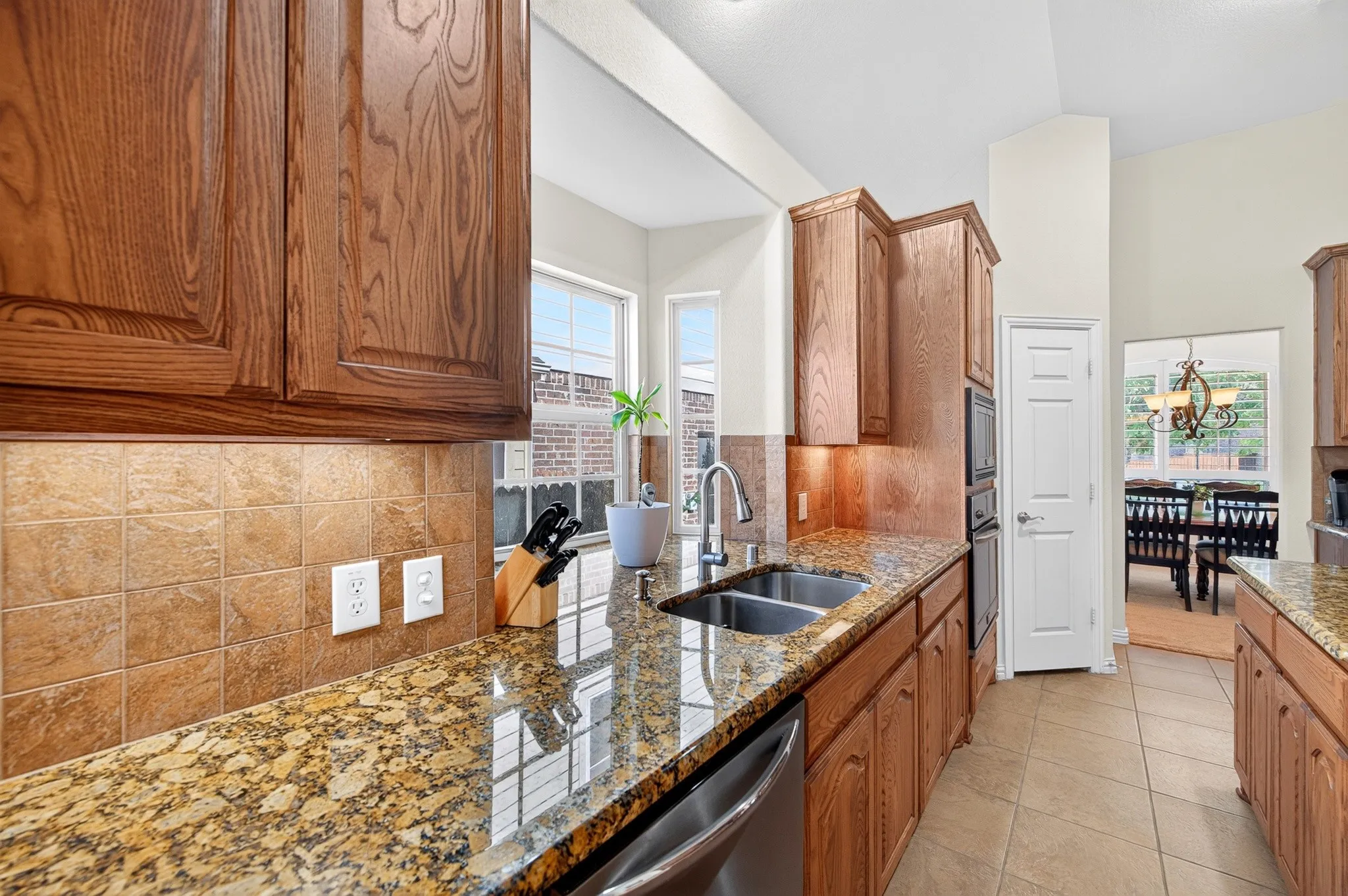 Single Family Residence For Sale in Denton County , 4112 Red Wolfe Road, Denton, Texas 76208, 4 Bedroom, 4 Bathroom, 2 Garage spaces, 2,831 Sqft, built in 2014, mls#21393215, Real Estate Agent in Denton, Homes For Sale in Denton county, Homes For Sale in Denton, Realtor in Denton Texas, Real Estate Brokerage Independent Realty Texas, Luminita Cordes Realtor