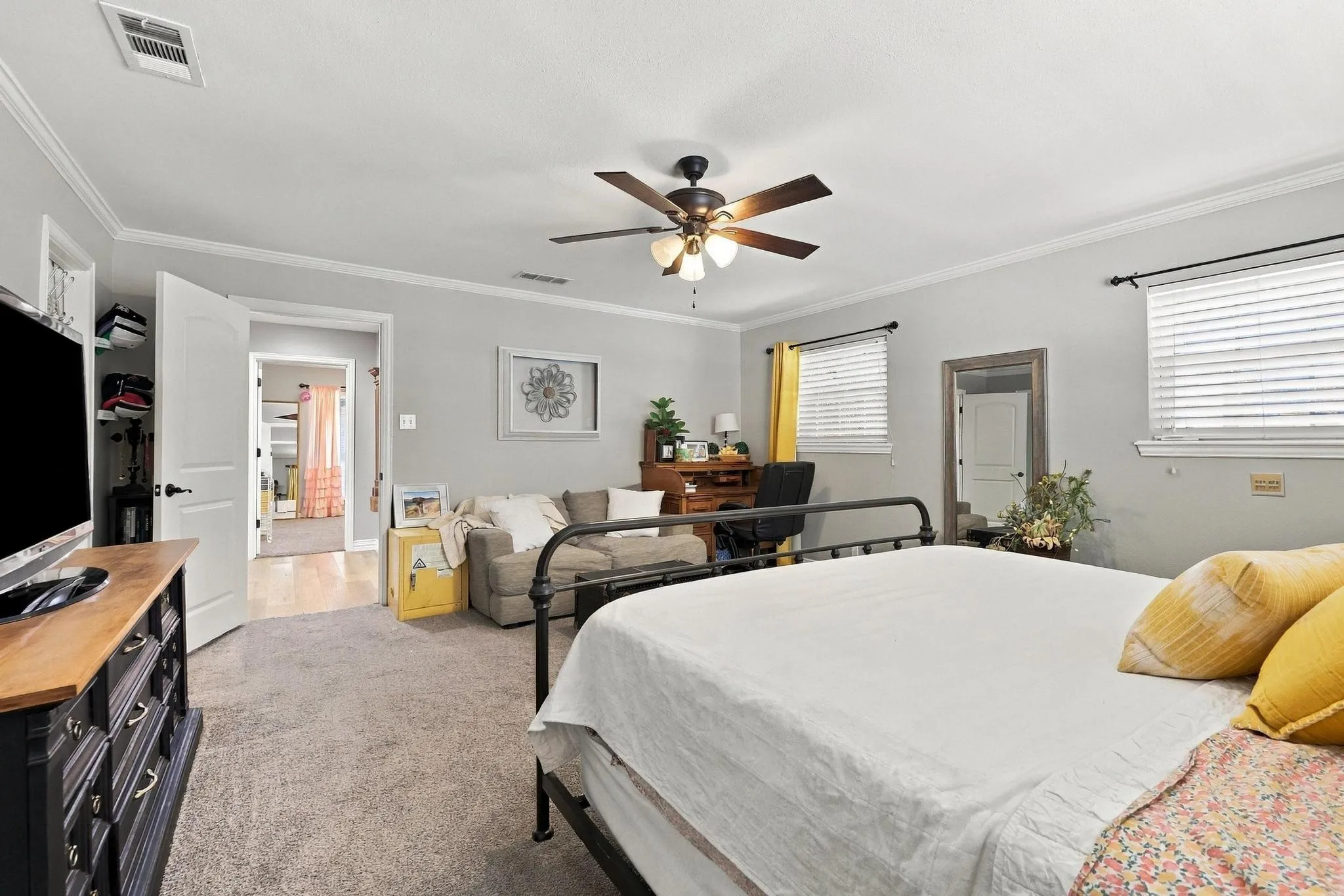 Single Family Residence For Sale in Grayson County , 609 Ambassador Street, Denison, Texas 75020, 3 Bedroom, 2 Bathroom, 2 Garage spaces, 2,333 Sqft, built in 1970, mls#21390800, Real Estate Agent in Denison, Homes For Sale in Grayson county, Homes For Sale in Denison, Realtor in Denison Texas, Real Estate Brokerage Independent Realty Texas, Luminita Cordes Realtor