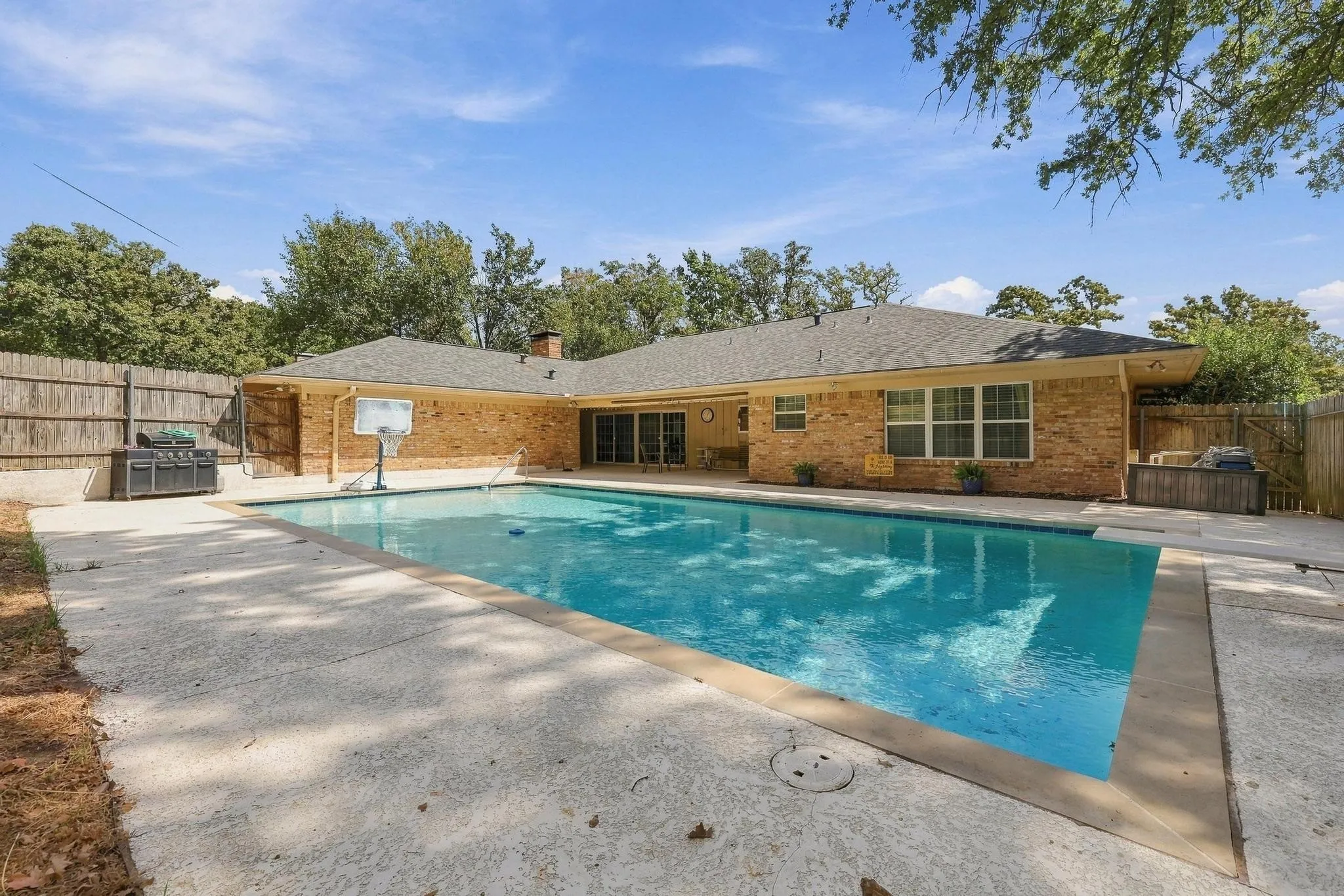 Single Family Residence For Sale in Grayson County , 609 Ambassador Street, Denison, Texas 75020, 3 Bedroom, 2 Bathroom, 2 Garage spaces, 2,333 Sqft, built in 1970, mls#21390800, Real Estate Agent in Denison, Homes For Sale in Grayson county, Homes For Sale in Denison, Realtor in Denison Texas, Real Estate Brokerage Independent Realty Texas, Luminita Cordes Realtor