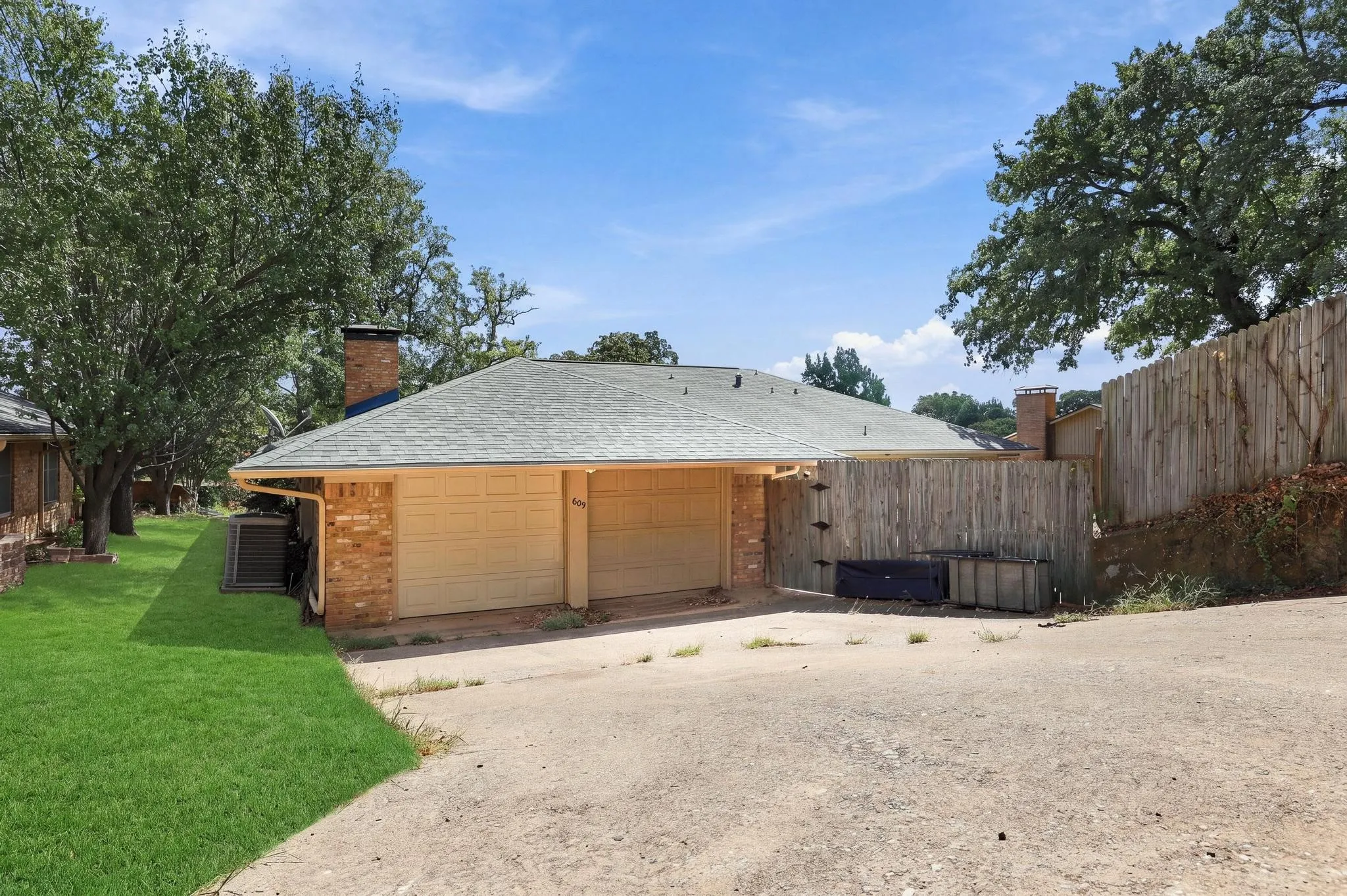 Single Family Residence For Sale in Grayson County , 609 Ambassador Street, Denison, Texas 75020, 3 Bedroom, 2 Bathroom, 2 Garage spaces, 2,333 Sqft, built in 1970, mls#21390800, Real Estate Agent in Denison, Homes For Sale in Grayson county, Homes For Sale in Denison, Realtor in Denison Texas, Real Estate Brokerage Independent Realty Texas, Luminita Cordes Realtor