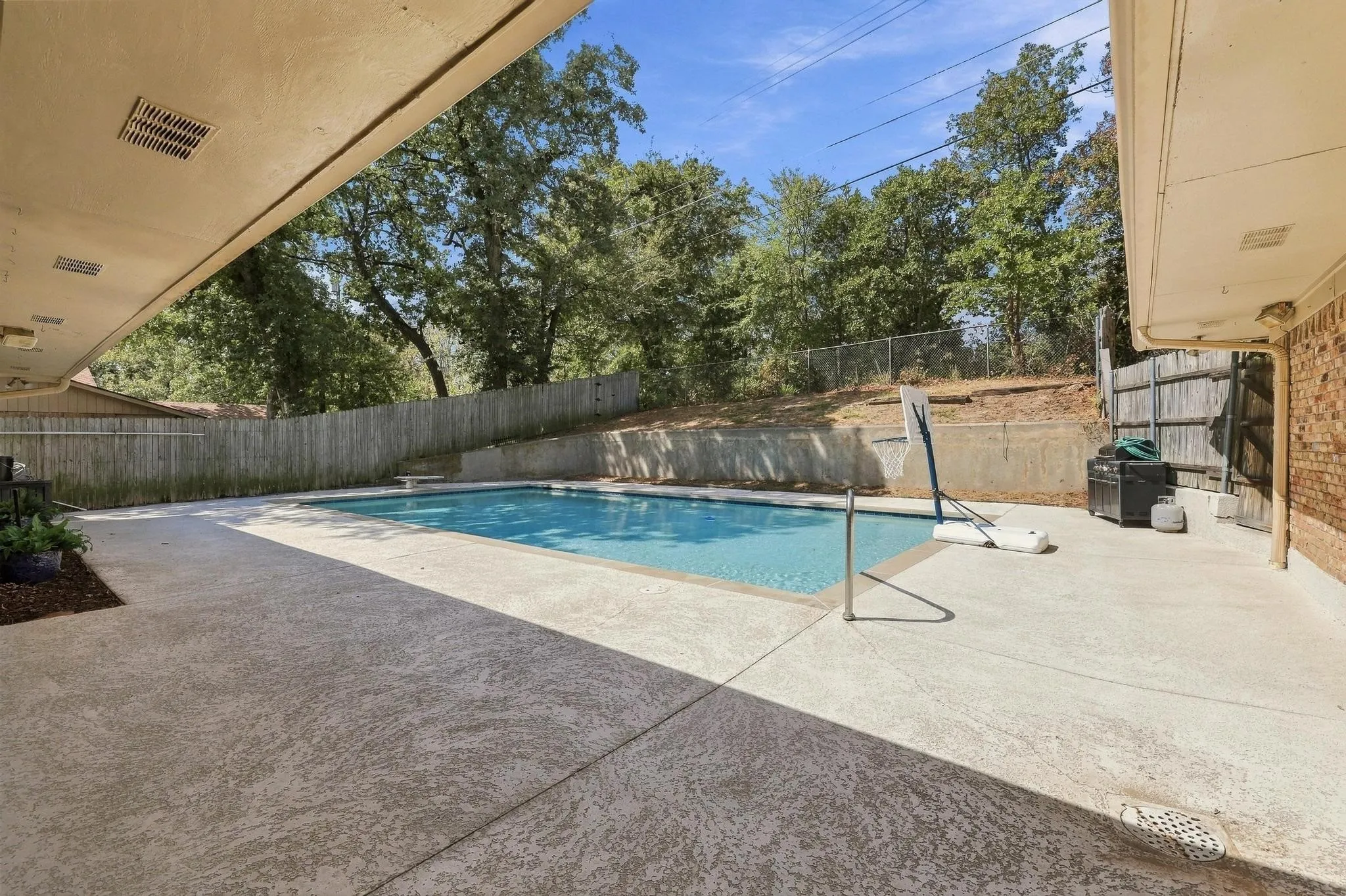 Single Family Residence For Sale in Grayson County , 609 Ambassador Street, Denison, Texas 75020, 3 Bedroom, 2 Bathroom, 2 Garage spaces, 2,333 Sqft, built in 1970, mls#21390800, Real Estate Agent in Denison, Homes For Sale in Grayson county, Homes For Sale in Denison, Realtor in Denison Texas, Real Estate Brokerage Independent Realty Texas, Luminita Cordes Realtor
