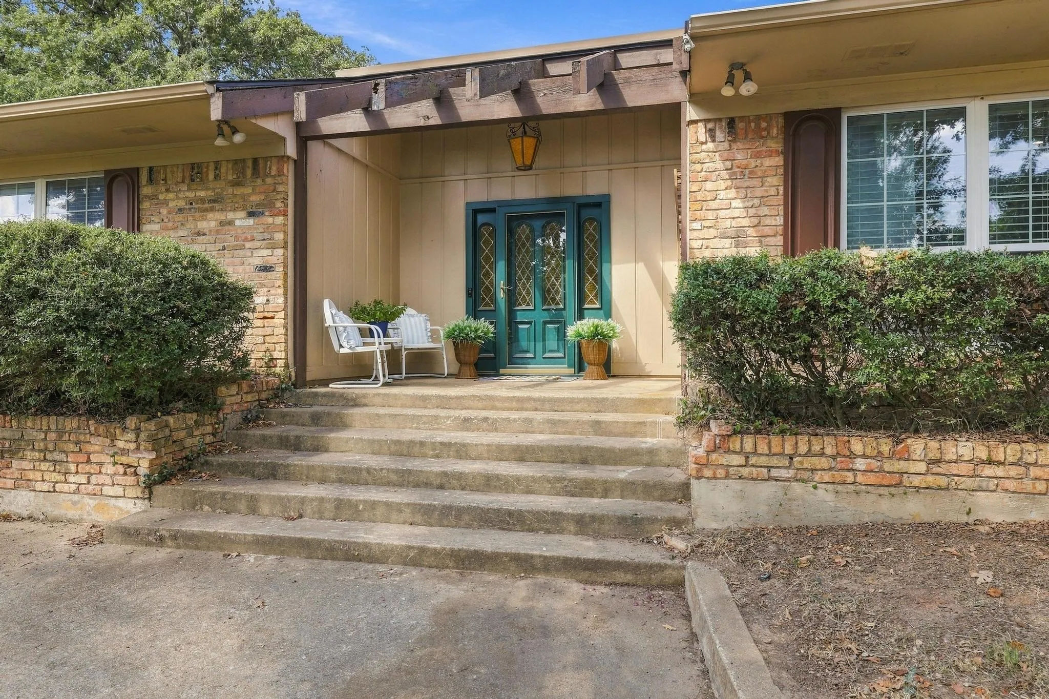 Single Family Residence For Sale in Grayson County , 609 Ambassador Street, Denison, Texas 75020, 3 Bedroom, 2 Bathroom, 2 Garage spaces, 2,333 Sqft, built in 1970, mls#21390800, Real Estate Agent in Denison, Homes For Sale in Grayson county, Homes For Sale in Denison, Realtor in Denison Texas, Real Estate Brokerage Independent Realty Texas, Luminita Cordes Realtor