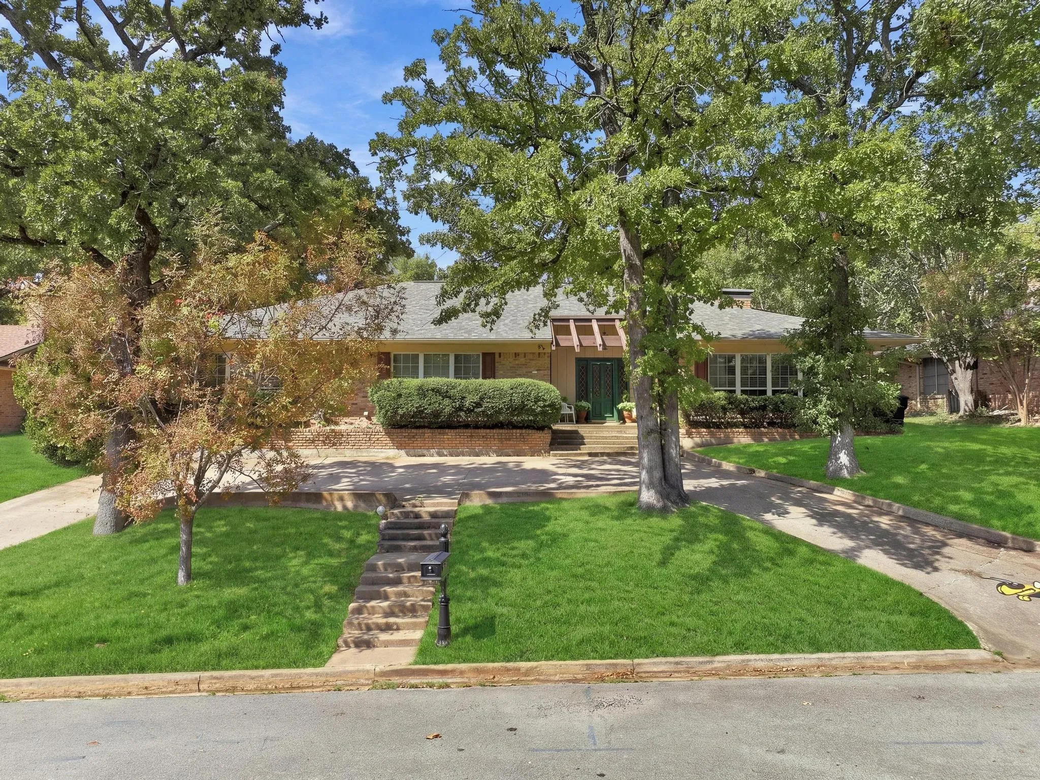 Single Family Residence For Sale in Grayson County , 609 Ambassador Street, Denison, Texas 75020, 3 Bedroom, 2 Bathroom, 2 Garage spaces, 2,333 Sqft, built in 1970, mls#21390800, Real Estate Agent in Denison, Homes For Sale in Grayson county, Homes For Sale in Denison, Realtor in Denison Texas, Real Estate Brokerage Independent Realty Texas, Luminita Cordes Realtor