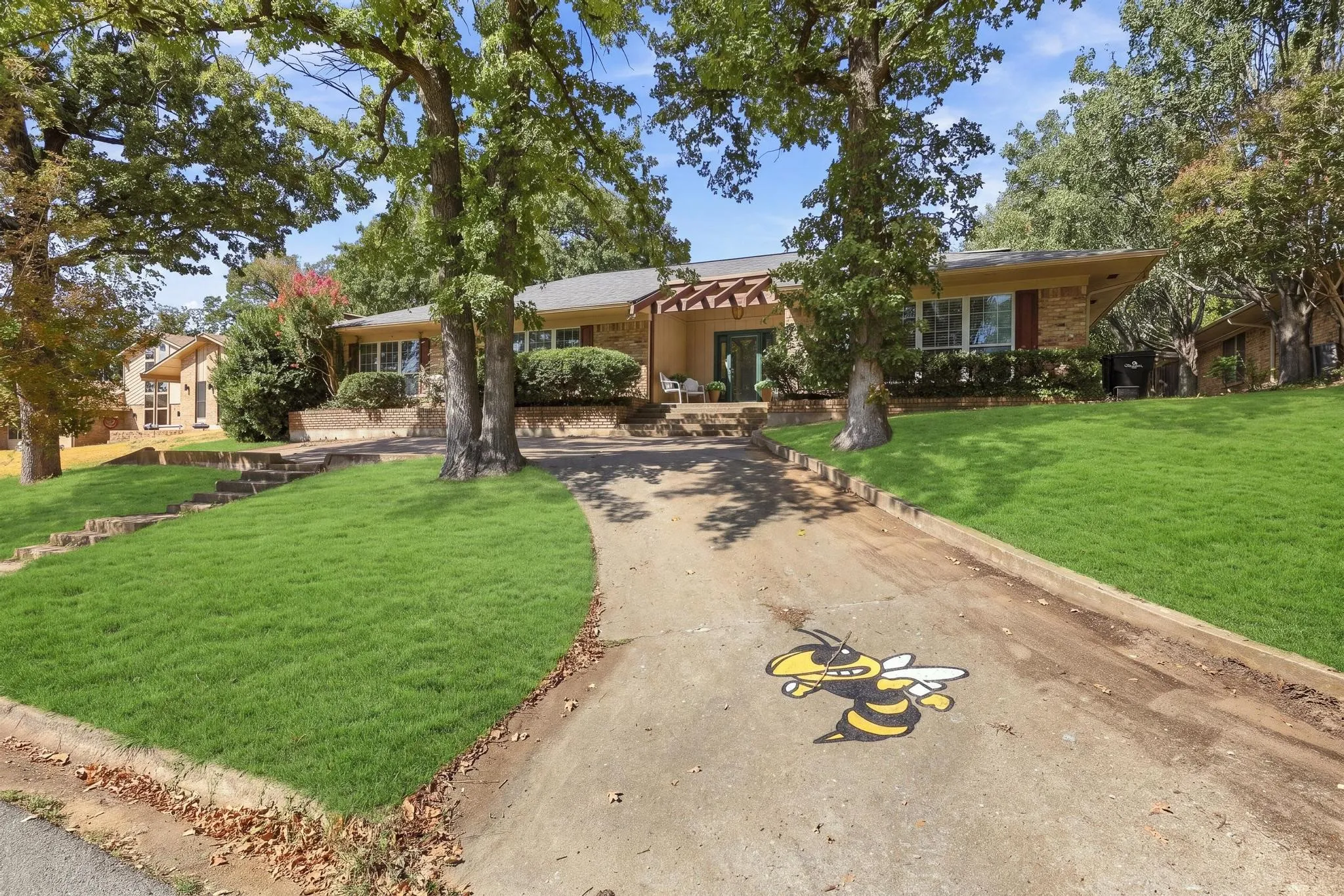 Single Family Residence For Sale in Grayson County , 609 Ambassador Street, Denison, Texas 75020, 3 Bedroom, 2 Bathroom, 2 Garage spaces, 2,333 Sqft, built in 1970, mls#21390800, Real Estate Agent in Denison, Homes For Sale in Grayson county, Homes For Sale in Denison, Realtor in Denison Texas, Real Estate Brokerage Independent Realty Texas, Luminita Cordes Realtor