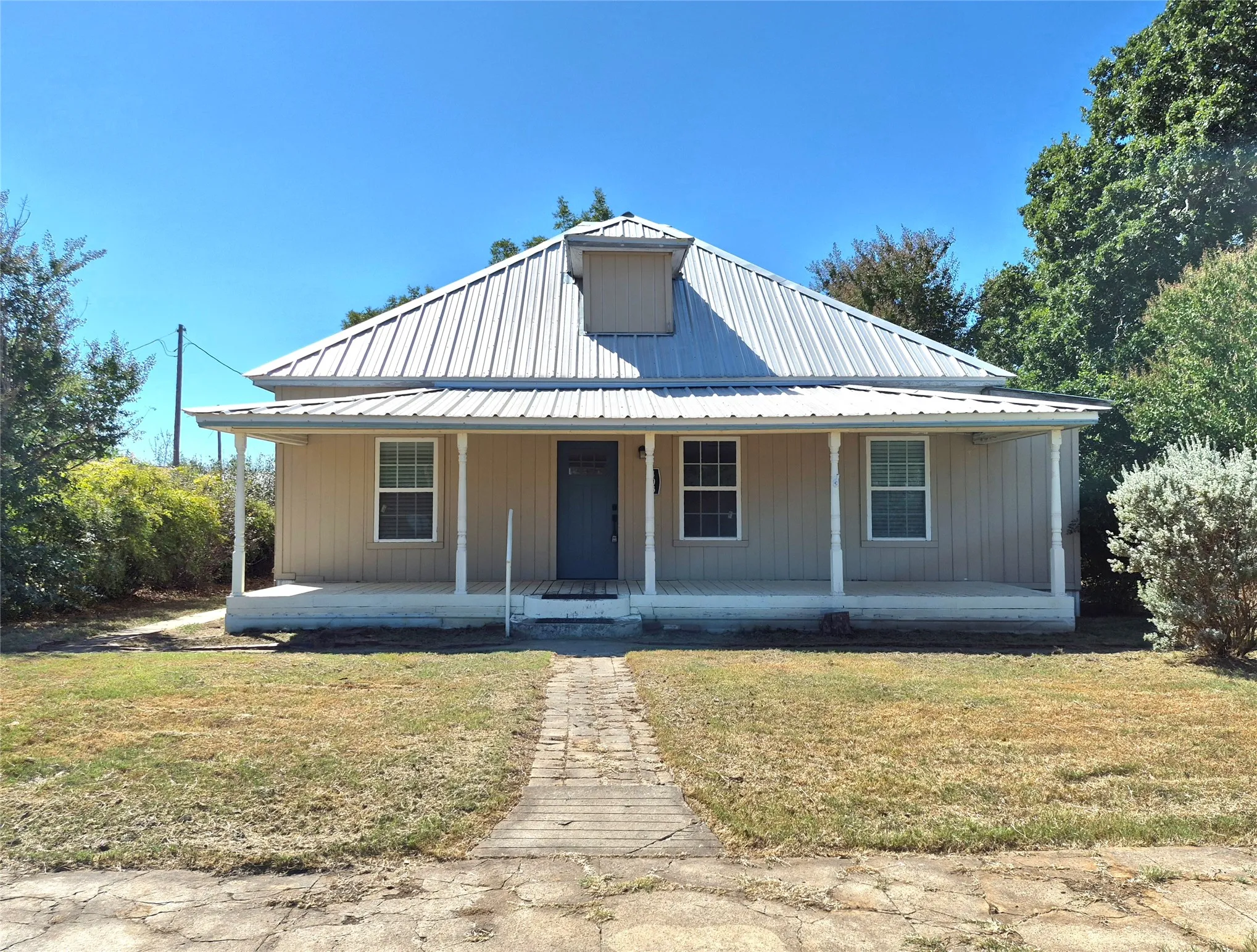 Single Family Residence For Sale in Palo Pinto County , 408 E Housley Street, Strawn, Texas 76475, 3 Bedroom, 1 Bathroom, Garage spaces, 1,760 Sqft, built in 1908, mls#21392415, Real Estate Agent in Strawn, Homes For Sale in Palo Pinto county, Homes For Sale in Strawn, Realtor in Strawn Texas, Real Estate Brokerage Independent Realty Texas, Luminita Cordes Realtor