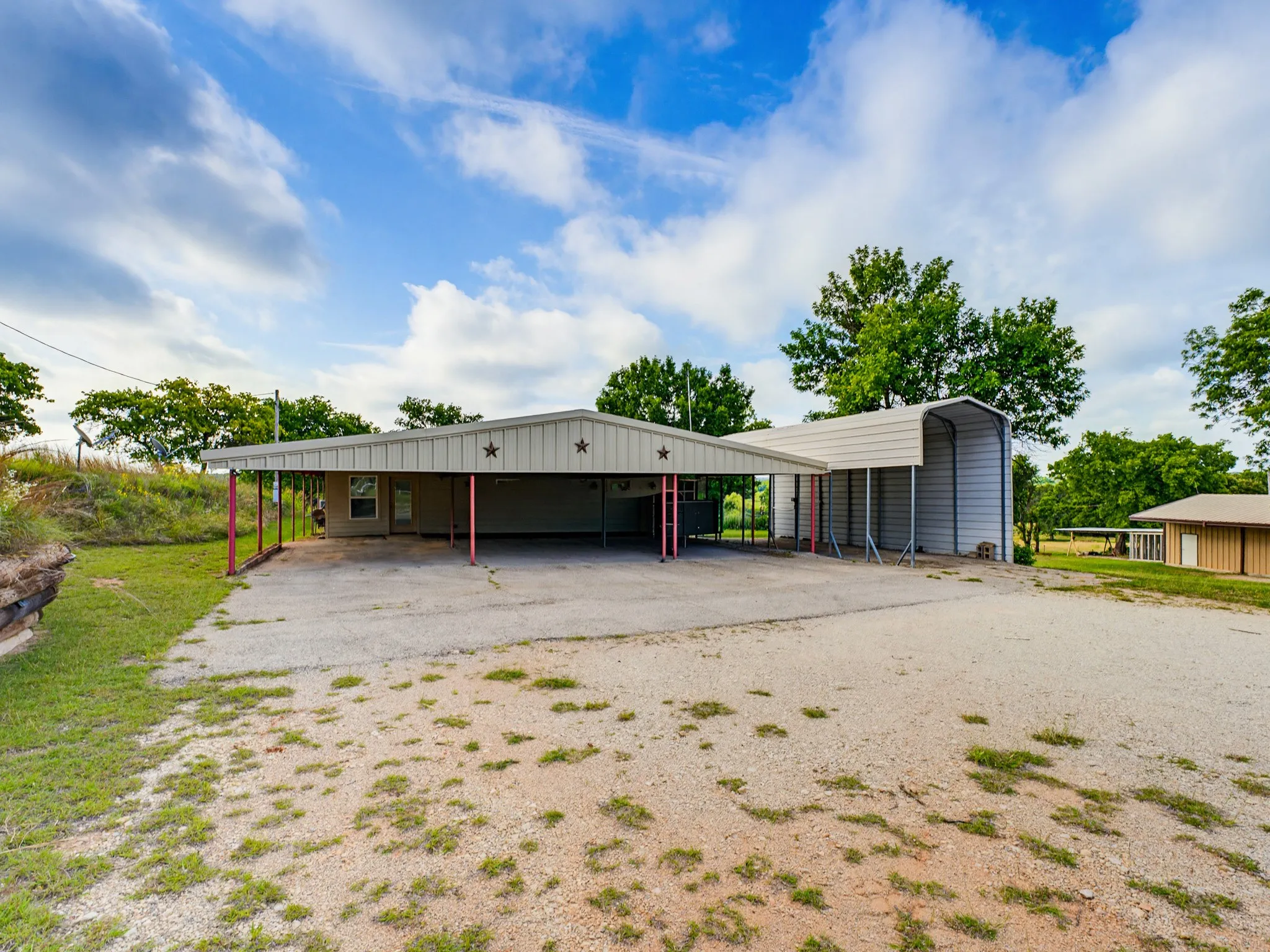 Single Family Residence For Sale in Montague County , 1857 Old Bonita Road, Nocona, Texas 76255, 3 Bedroom, 2 Bathroom, 2 Garage spaces, 3,008 Sqft, built in 2016, mls#21393393, Real Estate Agent in Nocona, Homes For Sale in Montague county, Homes For Sale in Nocona, Realtor in Nocona Texas, Real Estate Brokerage Independent Realty Texas, Luminita Cordes Realtor