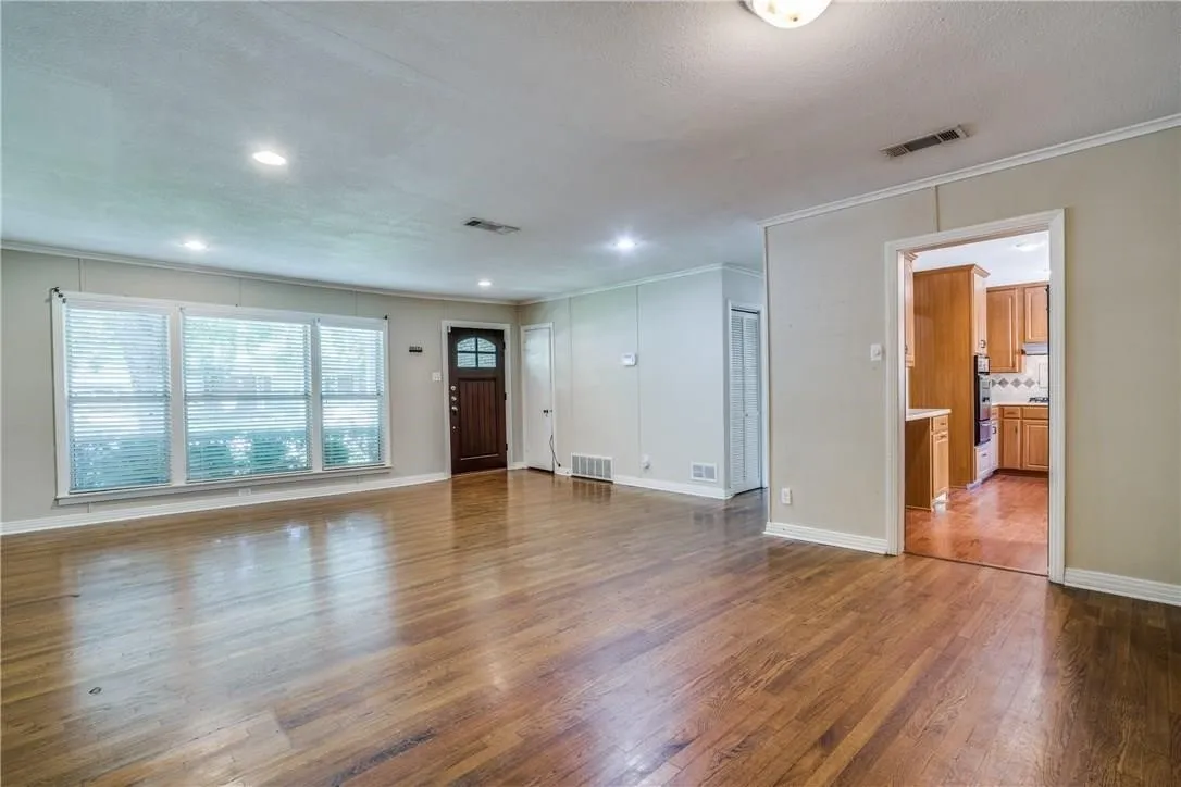 Single Family Residence For Rent in Tarrant County , 3517 Rogers Avenue, Fort Worth, Texas 76109, 5 Bedroom, 3 Bathroom, 1 Garage spaces, 2,011 Sqft, built in 1951, mls#21393414, Real Estate Agent in Fort Worth, Homes For Rent in Tarrant county, Homes For Rent in Fort Worth, Realtor in Fort Worth Texas, Real Estate Brokerage Independent Realty Texas, Luminita Cordes Realtor