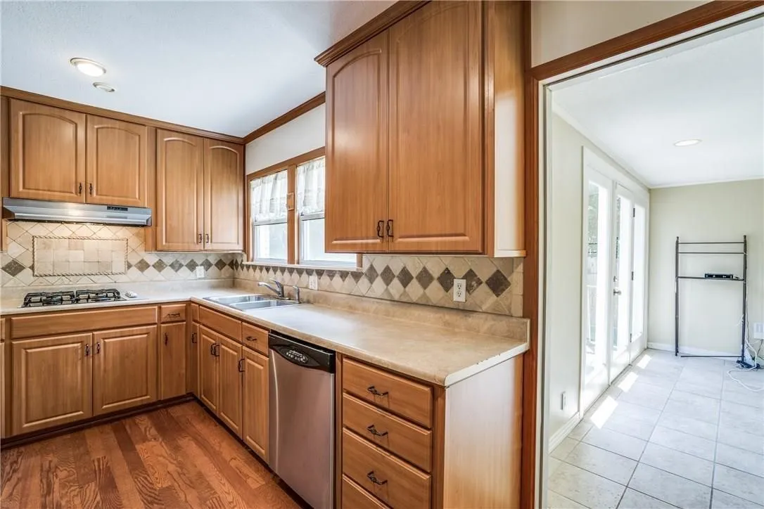 Single Family Residence For Rent in Tarrant County , 3517 Rogers Avenue, Fort Worth, Texas 76109, 5 Bedroom, 3 Bathroom, 1 Garage spaces, 2,011 Sqft, built in 1951, mls#21393414, Real Estate Agent in Fort Worth, Homes For Rent in Tarrant county, Homes For Rent in Fort Worth, Realtor in Fort Worth Texas, Real Estate Brokerage Independent Realty Texas, Luminita Cordes Realtor
