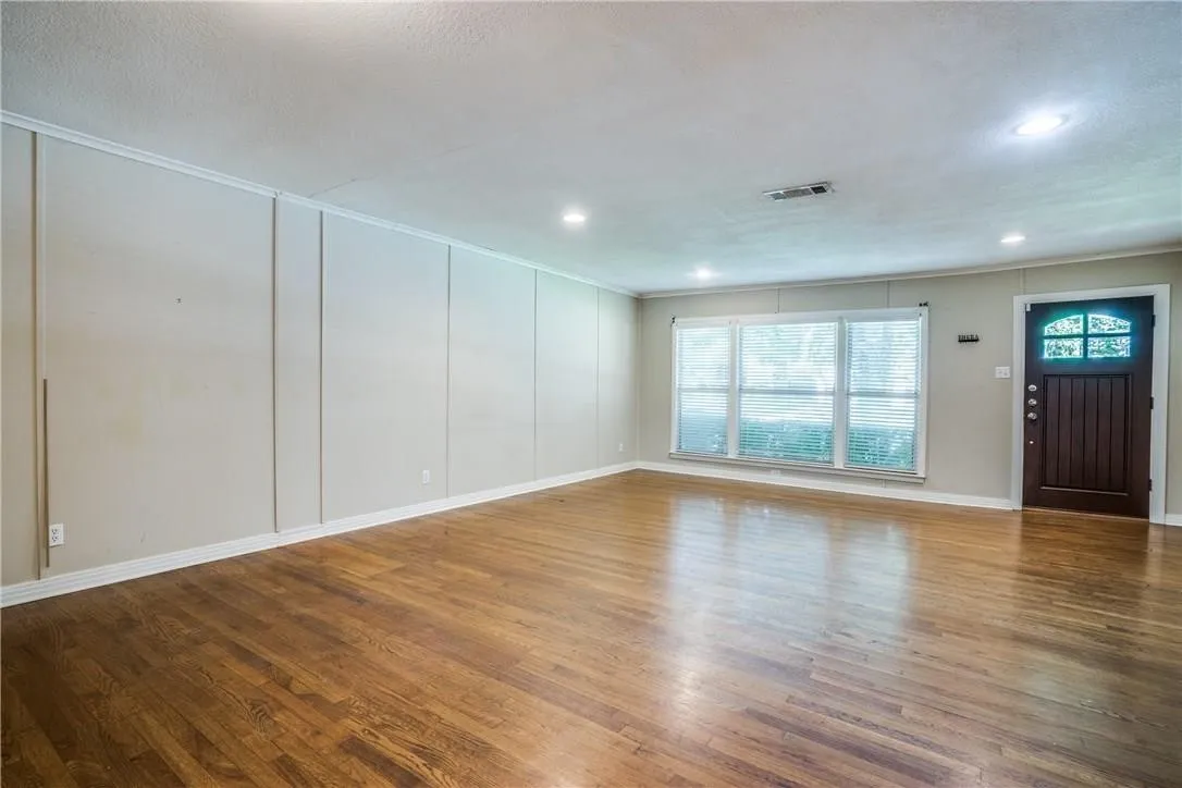 Single Family Residence For Rent in Tarrant County , 3517 Rogers Avenue, Fort Worth, Texas 76109, 5 Bedroom, 3 Bathroom, 1 Garage spaces, 2,011 Sqft, built in 1951, mls#21393414, Real Estate Agent in Fort Worth, Homes For Rent in Tarrant county, Homes For Rent in Fort Worth, Realtor in Fort Worth Texas, Real Estate Brokerage Independent Realty Texas, Luminita Cordes Realtor