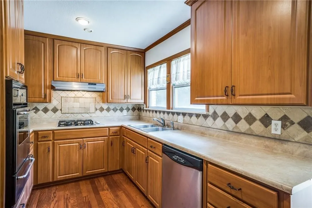 Single Family Residence For Rent in Tarrant County , 3517 Rogers Avenue, Fort Worth, Texas 76109, 5 Bedroom, 3 Bathroom, 1 Garage spaces, 2,011 Sqft, built in 1951, mls#21393414, Real Estate Agent in Fort Worth, Homes For Rent in Tarrant county, Homes For Rent in Fort Worth, Realtor in Fort Worth Texas, Real Estate Brokerage Independent Realty Texas, Luminita Cordes Realtor