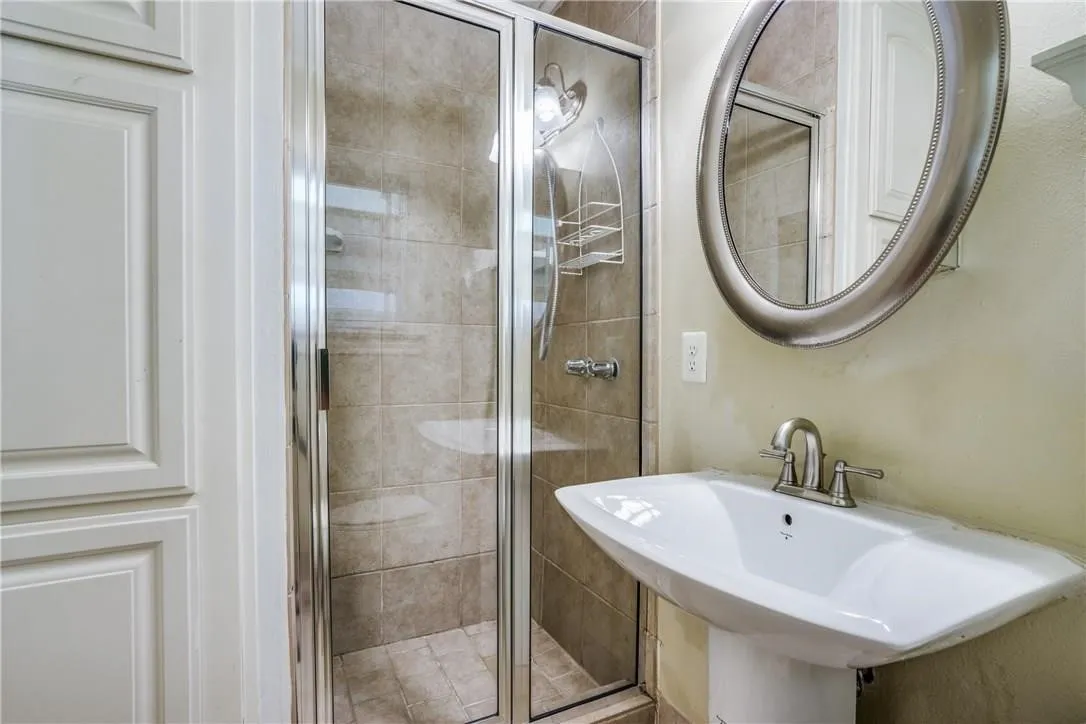 Single Family Residence For Rent in Tarrant County , 3517 Rogers Avenue, Fort Worth, Texas 76109, 5 Bedroom, 3 Bathroom, 1 Garage spaces, 2,011 Sqft, built in 1951, mls#21393414, Real Estate Agent in Fort Worth, Homes For Rent in Tarrant county, Homes For Rent in Fort Worth, Realtor in Fort Worth Texas, Real Estate Brokerage Independent Realty Texas, Luminita Cordes Realtor