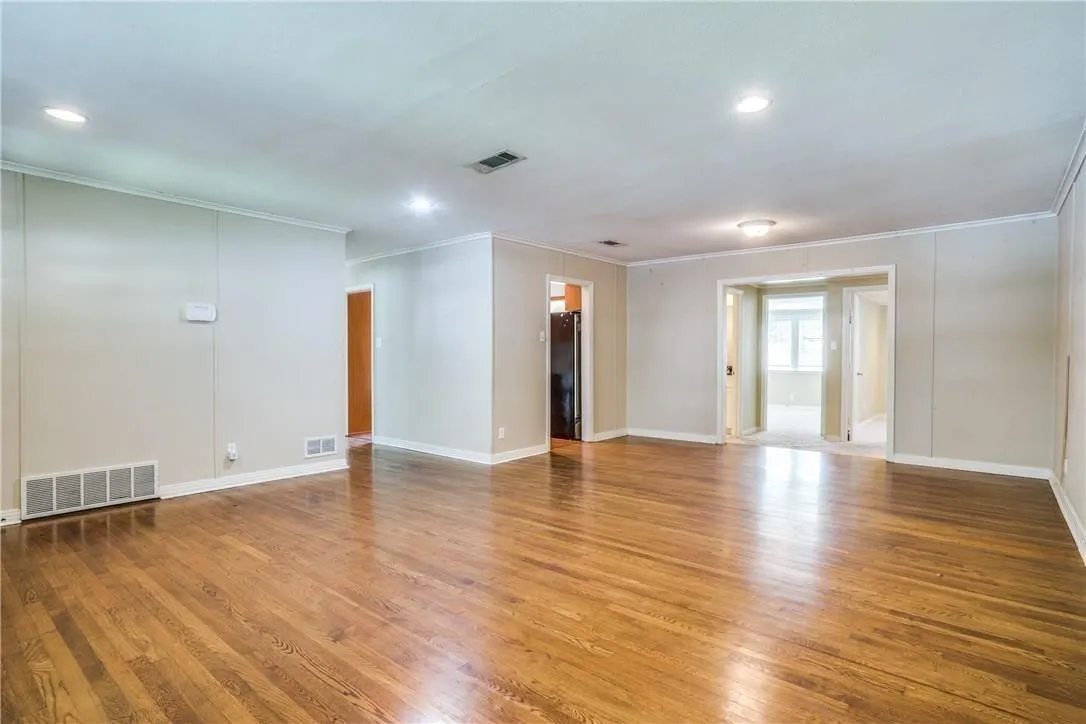Single Family Residence For Rent in Tarrant County , 3517 Rogers Avenue, Fort Worth, Texas 76109, 5 Bedroom, 3 Bathroom, 1 Garage spaces, 2,011 Sqft, built in 1951, mls#21393414, Real Estate Agent in Fort Worth, Homes For Rent in Tarrant county, Homes For Rent in Fort Worth, Realtor in Fort Worth Texas, Real Estate Brokerage Independent Realty Texas, Luminita Cordes Realtor