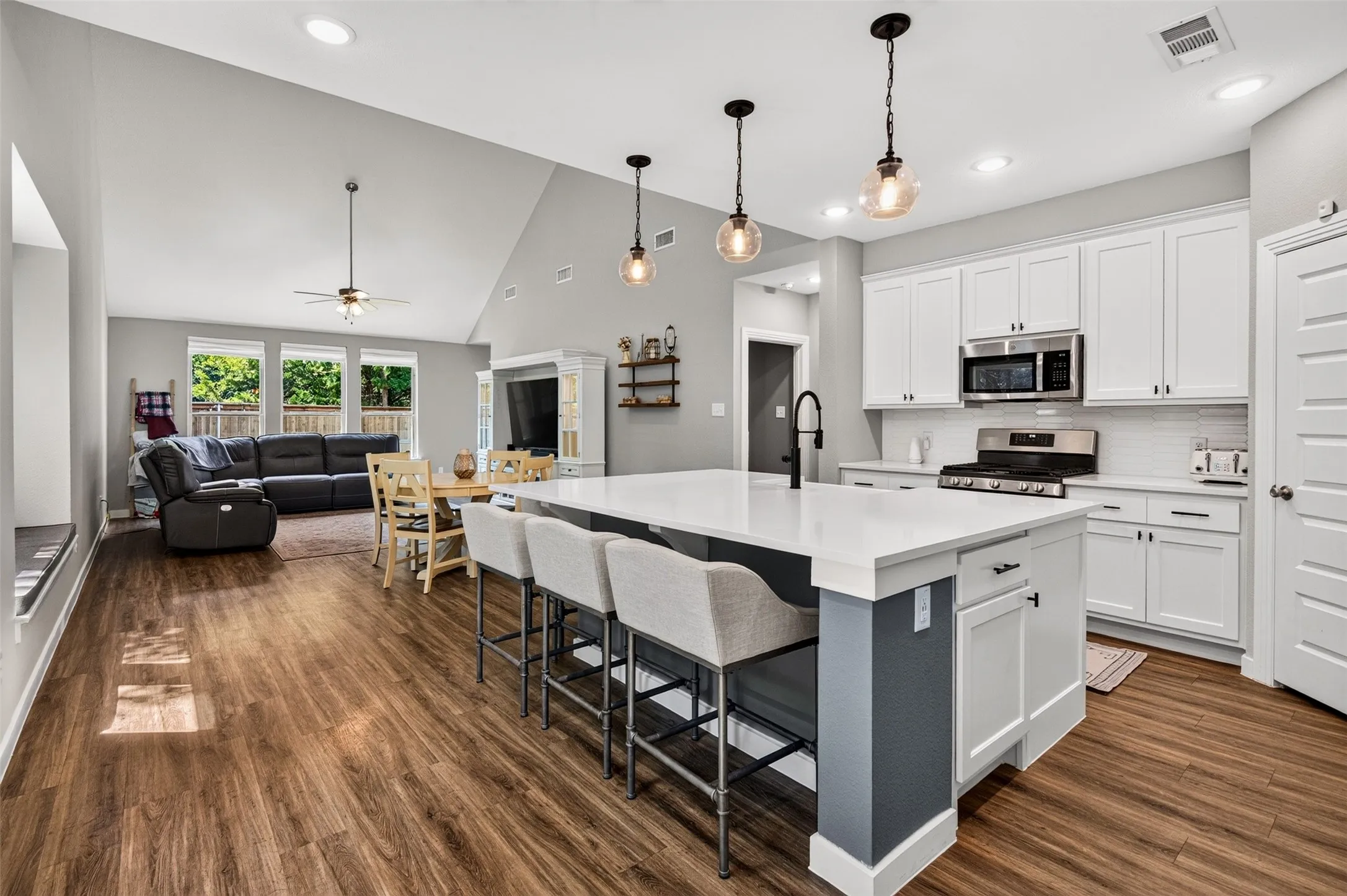 Single Family Residence For Sale in Kaufman County , 2121 Hobby Drive, Forney, Texas 75126, 3 Bedroom, 3 Bathroom, 2 Garage spaces, 2,282 Sqft, built in 2021, mls#21389457, Real Estate Agent in Forney, Homes For Sale in Kaufman county, Homes For Sale in Forney, Realtor in Forney Texas, Real Estate Brokerage Independent Realty Texas, Luminita Cordes Realtor