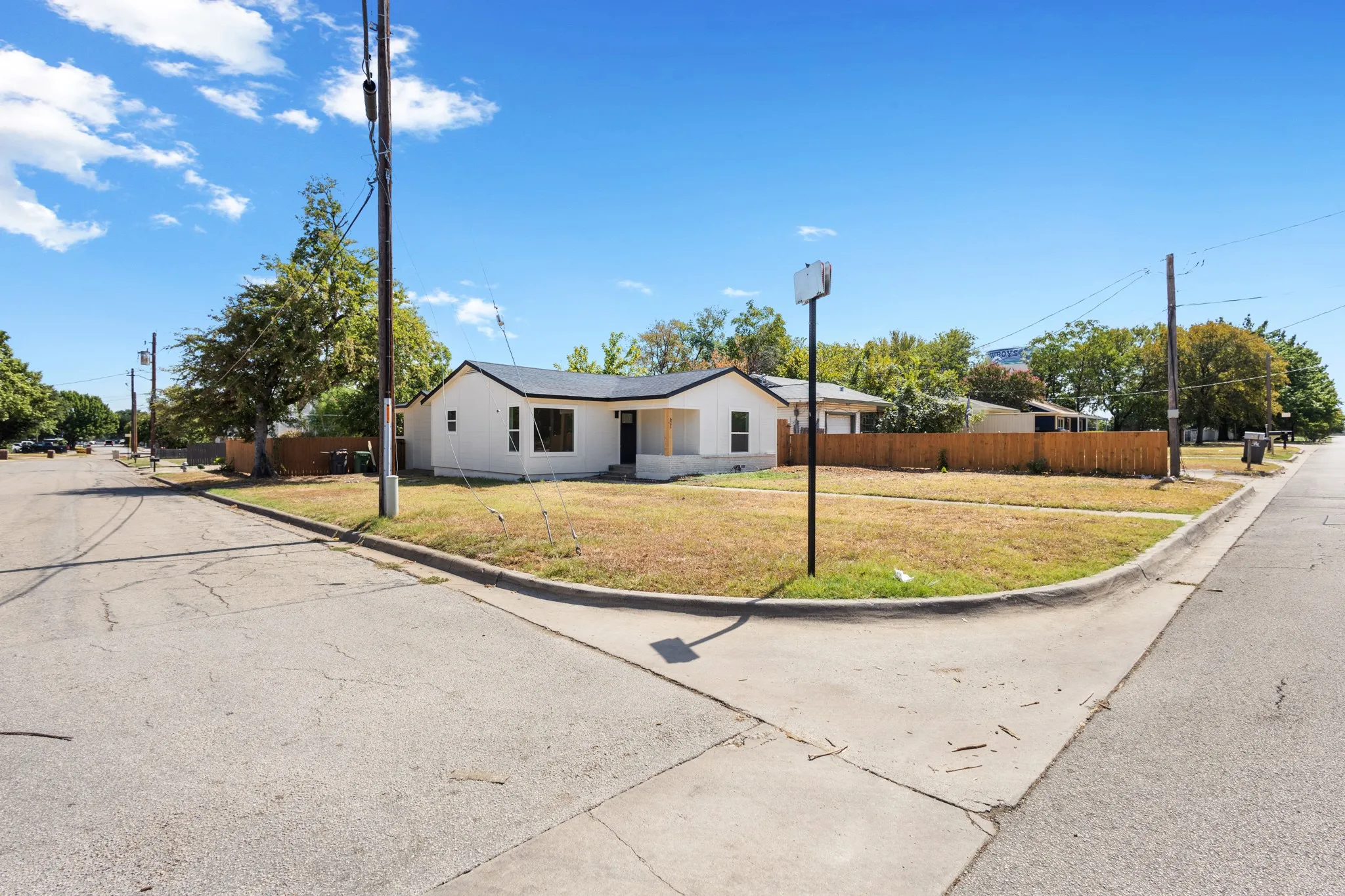 Single Family Residence For Sale in Tarrant County , 621 Truman Street, Arlington, Texas 76011, 3 Bedroom, 2 Bathroom, Garage spaces, 1,780 Sqft, built in 1958, mls#21393223, Real Estate Agent in Arlington, Homes For Sale in Tarrant county, Homes For Sale in Arlington, Realtor in Arlington Texas, Real Estate Brokerage Independent Realty Texas, Luminita Cordes Realtor