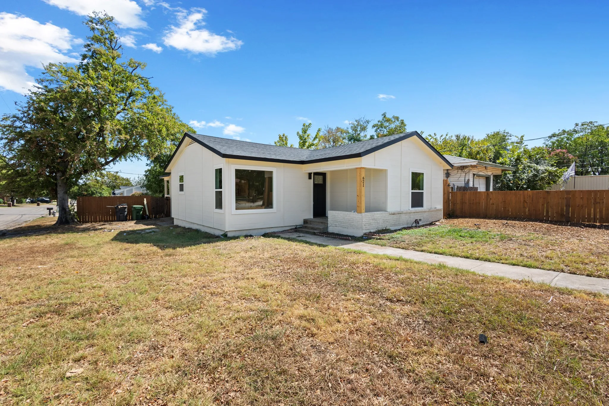Single Family Residence For Sale in Tarrant County , 621 Truman Street, Arlington, Texas 76011, 3 Bedroom, 2 Bathroom, Garage spaces, 1,780 Sqft, built in 1958, mls#21393223, Real Estate Agent in Arlington, Homes For Sale in Tarrant county, Homes For Sale in Arlington, Realtor in Arlington Texas, Real Estate Brokerage Independent Realty Texas, Luminita Cordes Realtor