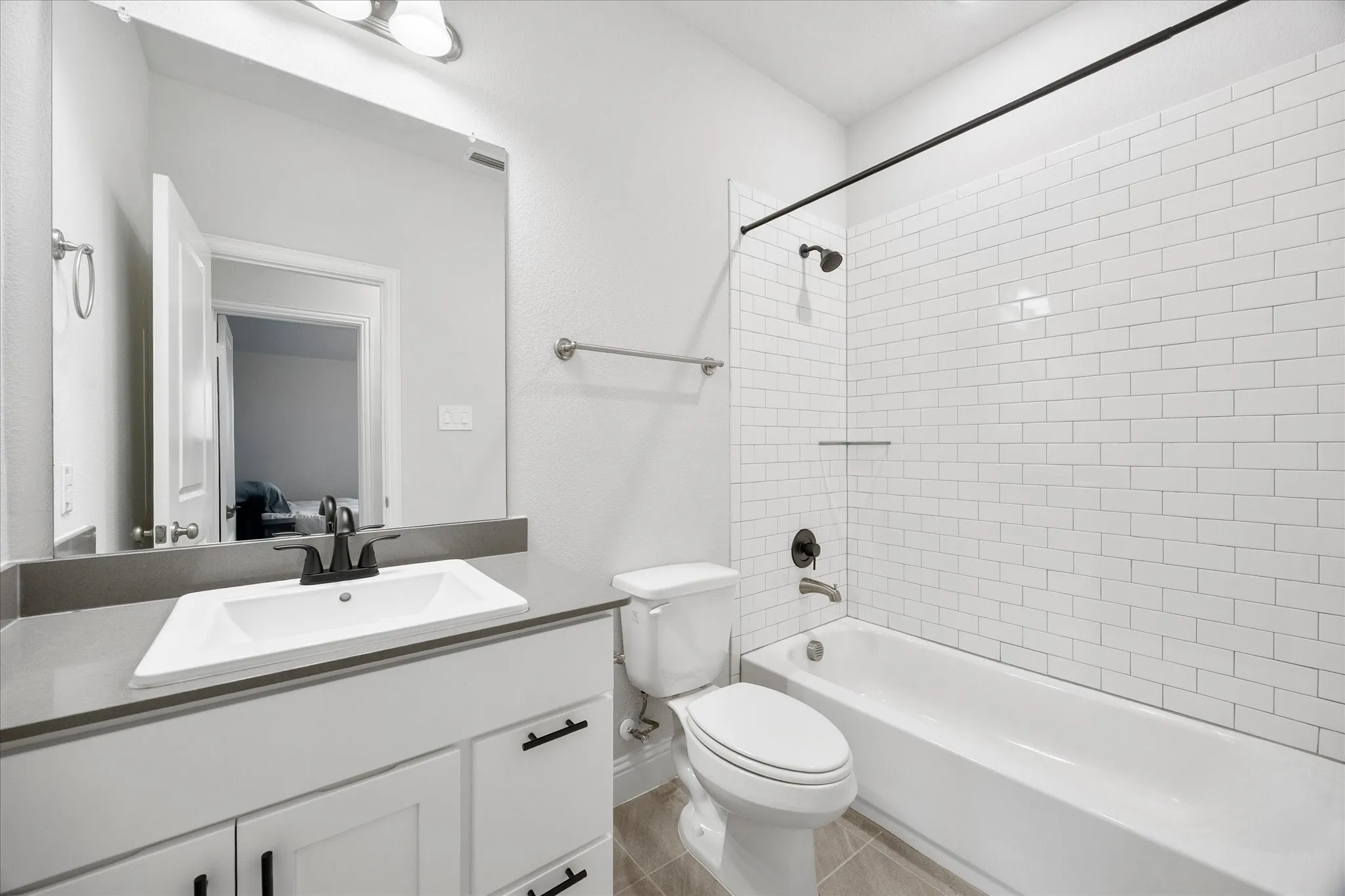 Lovely auxiliary full bath
