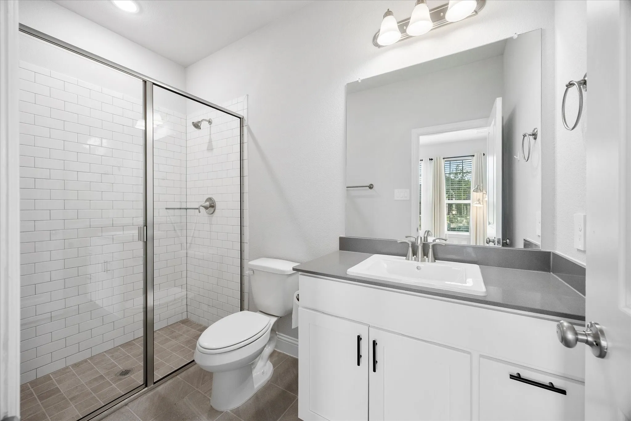 Auxiliary bath opens onto bedroom
