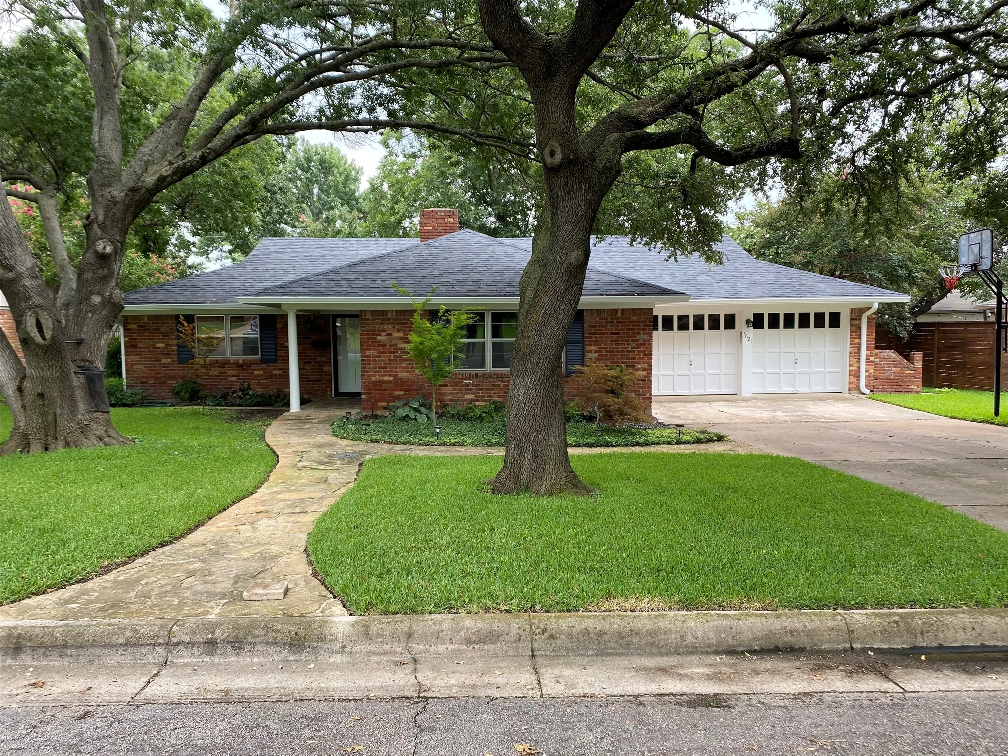 Single Family Residence For Rent in Tarrant County , 3621 Winifred Drive, Fort Worth, Texas 76133, 3 Bedroom, 2 Bathroom, 2 Garage spaces, 1,967 Sqft, built in 1964, mls#21371378, Real Estate Agent in Fort Worth, Homes For Rent in Tarrant county, Homes For Rent in Fort Worth, Realtor in Fort Worth Texas, Real Estate Brokerage Independent Realty Texas, Luminita Cordes Realtor
