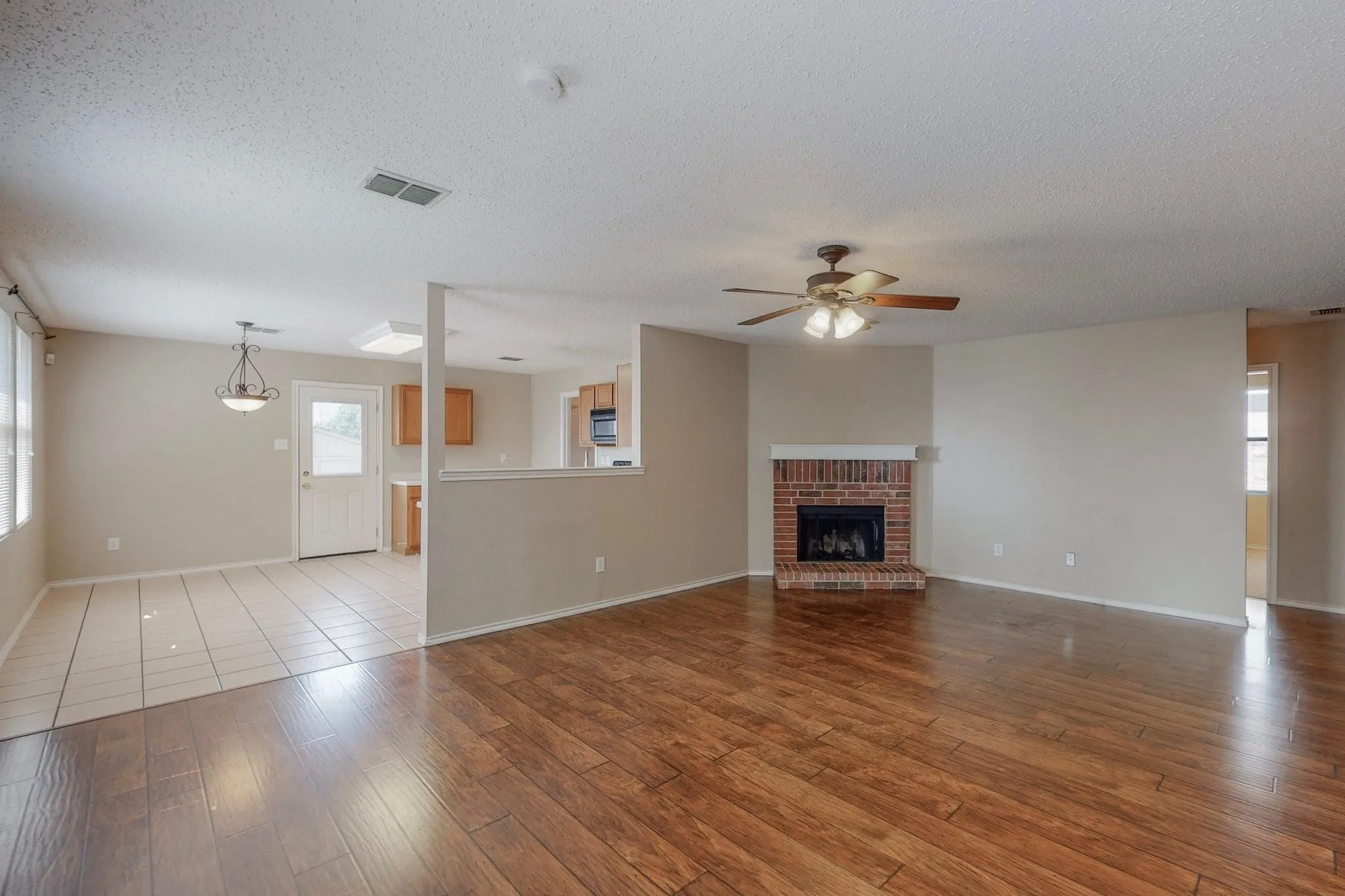 Single Family Residence For Rent in Tarrant County , 645 Granite Ridge Drive, Fort Worth, Texas 76179, 3 Bedroom, 2 Bathroom, 2 Garage spaces, 1,518 Sqft, built in 2005, mls#21393315, Real Estate Agent in Fort Worth, Homes For Rent in Tarrant county, Homes For Rent in Fort Worth, Realtor in Fort Worth Texas, Real Estate Brokerage Independent Realty Texas, Luminita Cordes Realtor