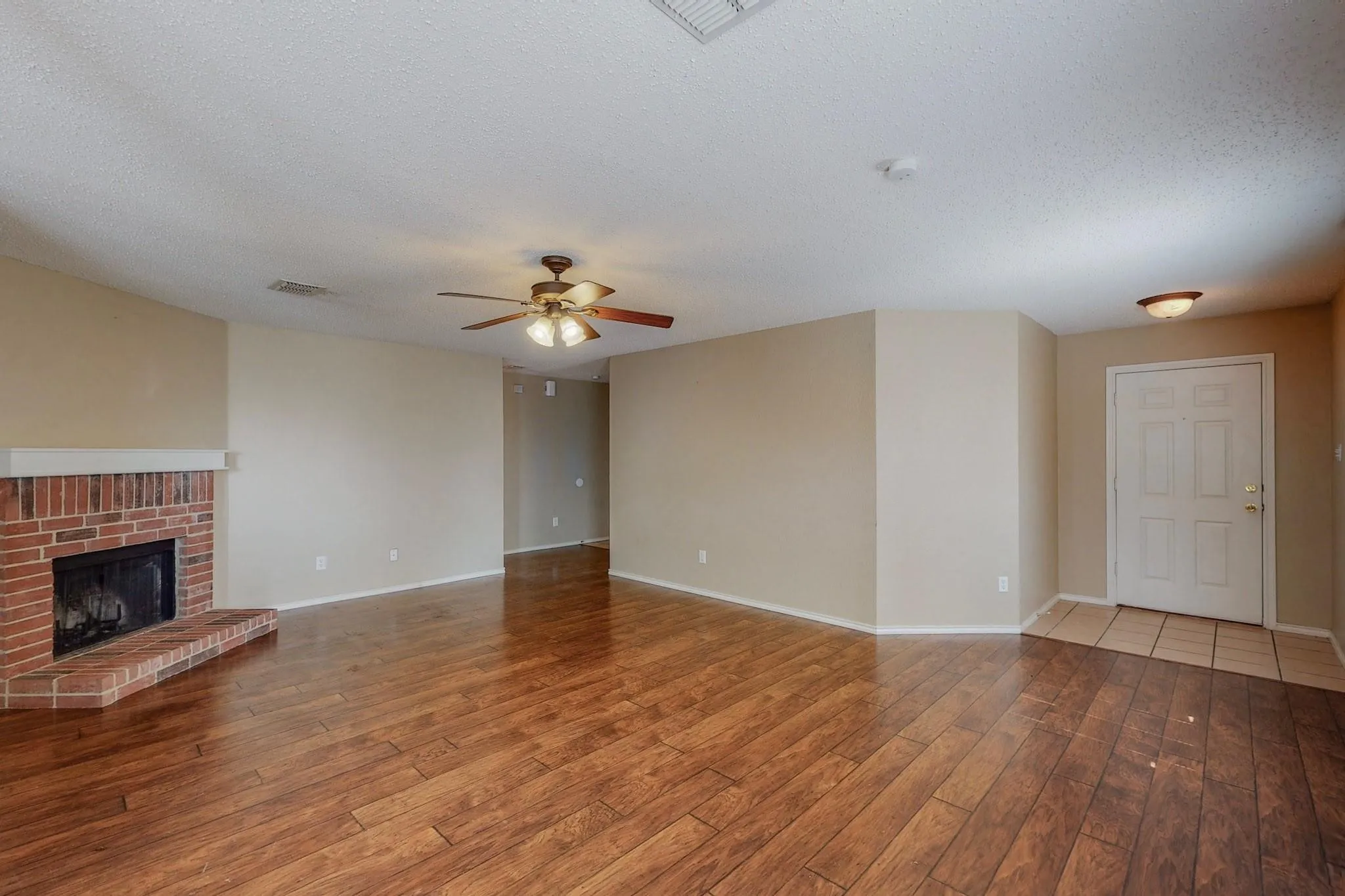 Single Family Residence For Rent in Tarrant County , 645 Granite Ridge Drive, Fort Worth, Texas 76179, 3 Bedroom, 2 Bathroom, 2 Garage spaces, 1,518 Sqft, built in 2005, mls#21393315, Real Estate Agent in Fort Worth, Homes For Rent in Tarrant county, Homes For Rent in Fort Worth, Realtor in Fort Worth Texas, Real Estate Brokerage Independent Realty Texas, Luminita Cordes Realtor