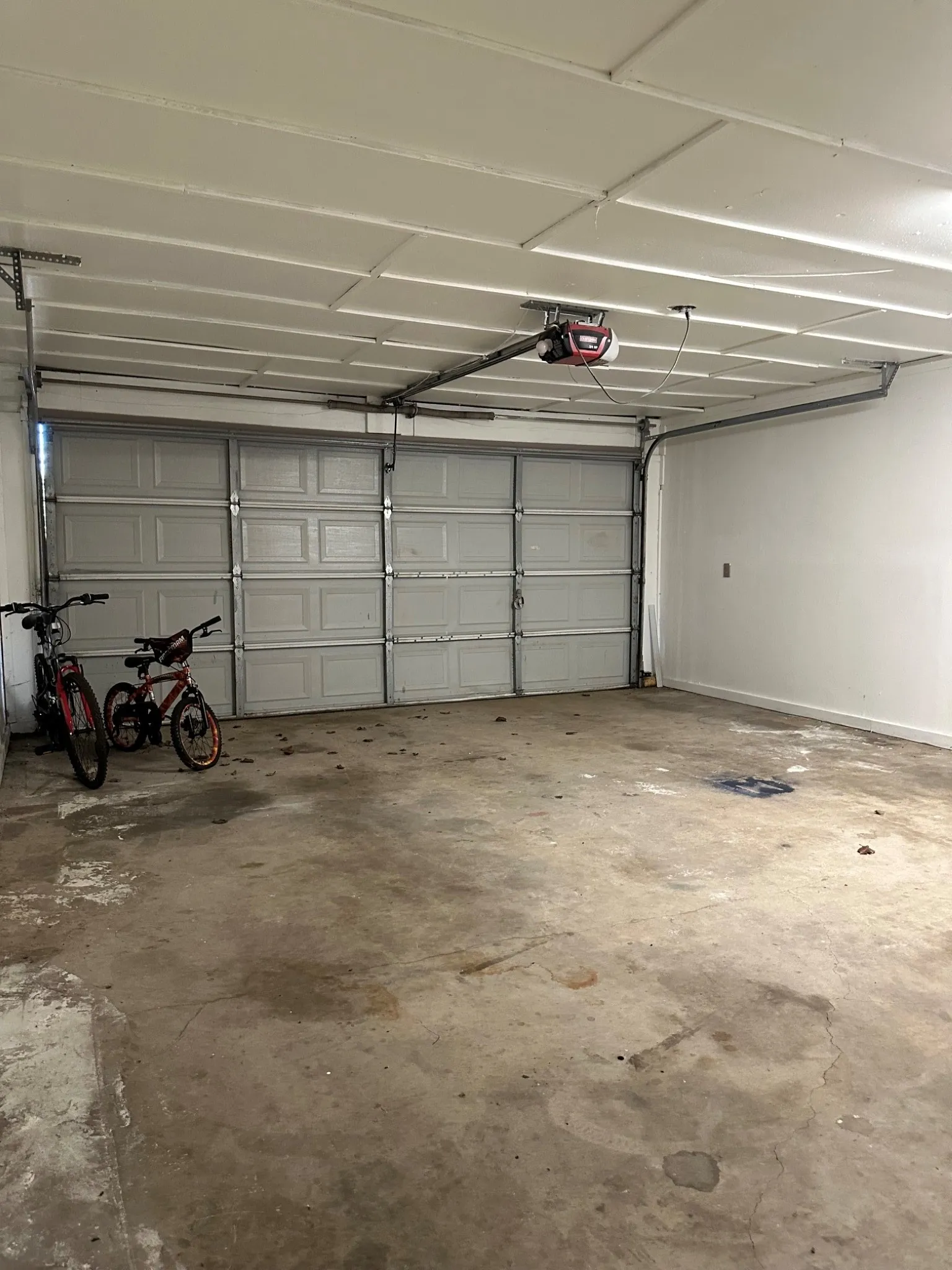Oversized garage with door opener ( 2 Bikes are excluded)