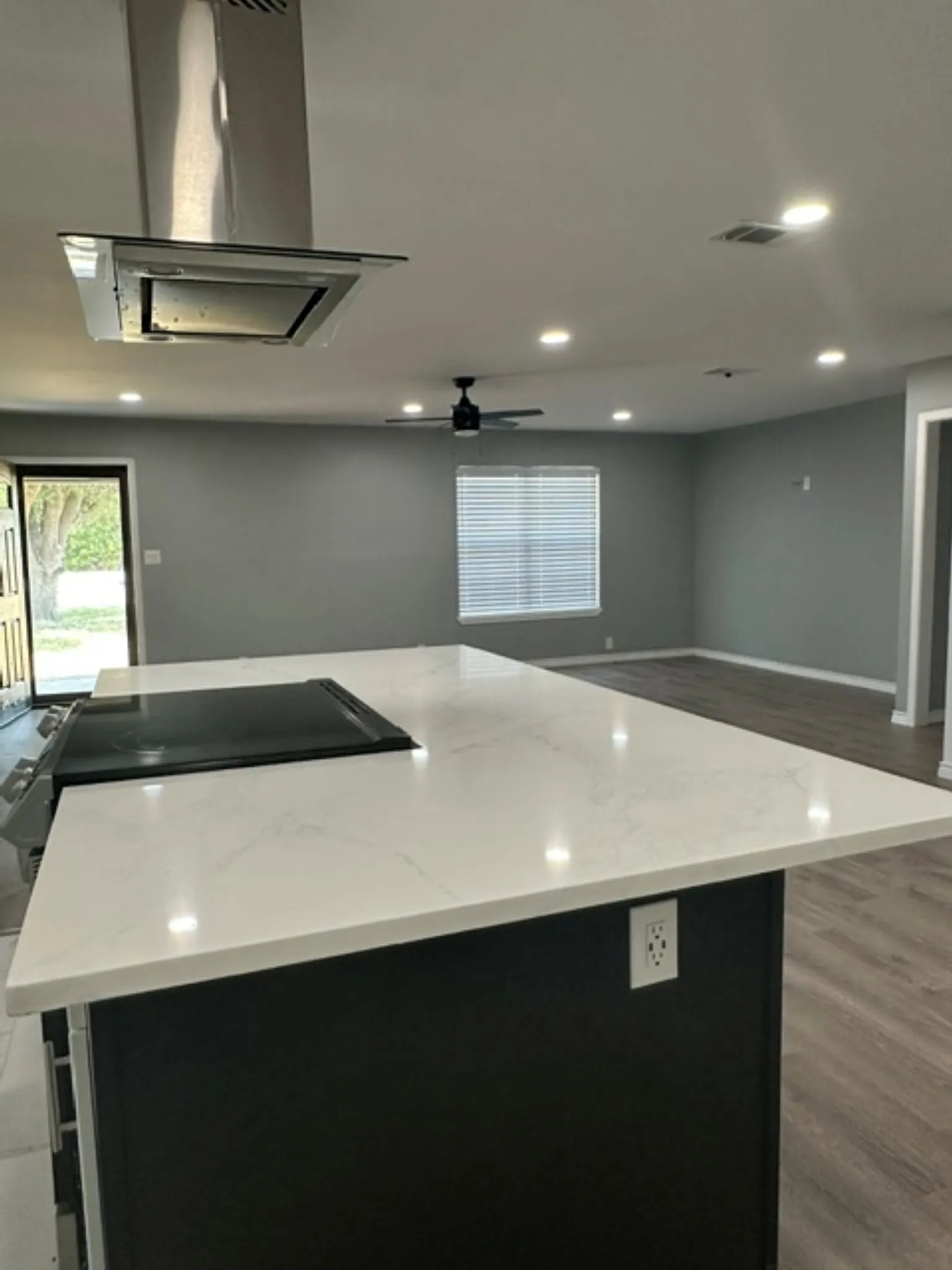 Kitchen/breakfast bar with sitting area