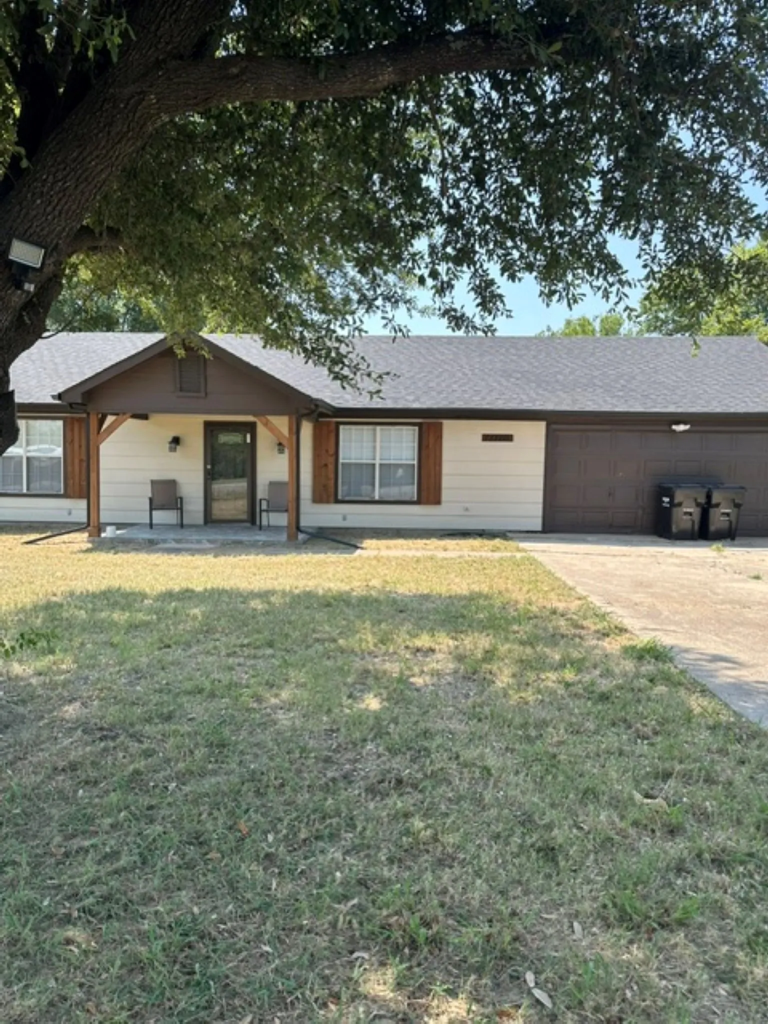fRont of house from the driveway