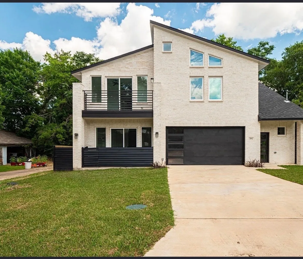 Single Family Residence For Rent in Kaufman County , 202 Wykagyl Street, Kaufman, Texas 75142, 4 Bedroom, 4 Bathroom, 2 Garage spaces, 2,027 Sqft, built in 2023, mls#21388964, Real Estate Agent in Kaufman, Homes For Rent in Kaufman county, Homes For Rent in Kaufman, Realtor in Kaufman Texas, Real Estate Brokerage Independent Realty Texas, Luminita Cordes Realtor