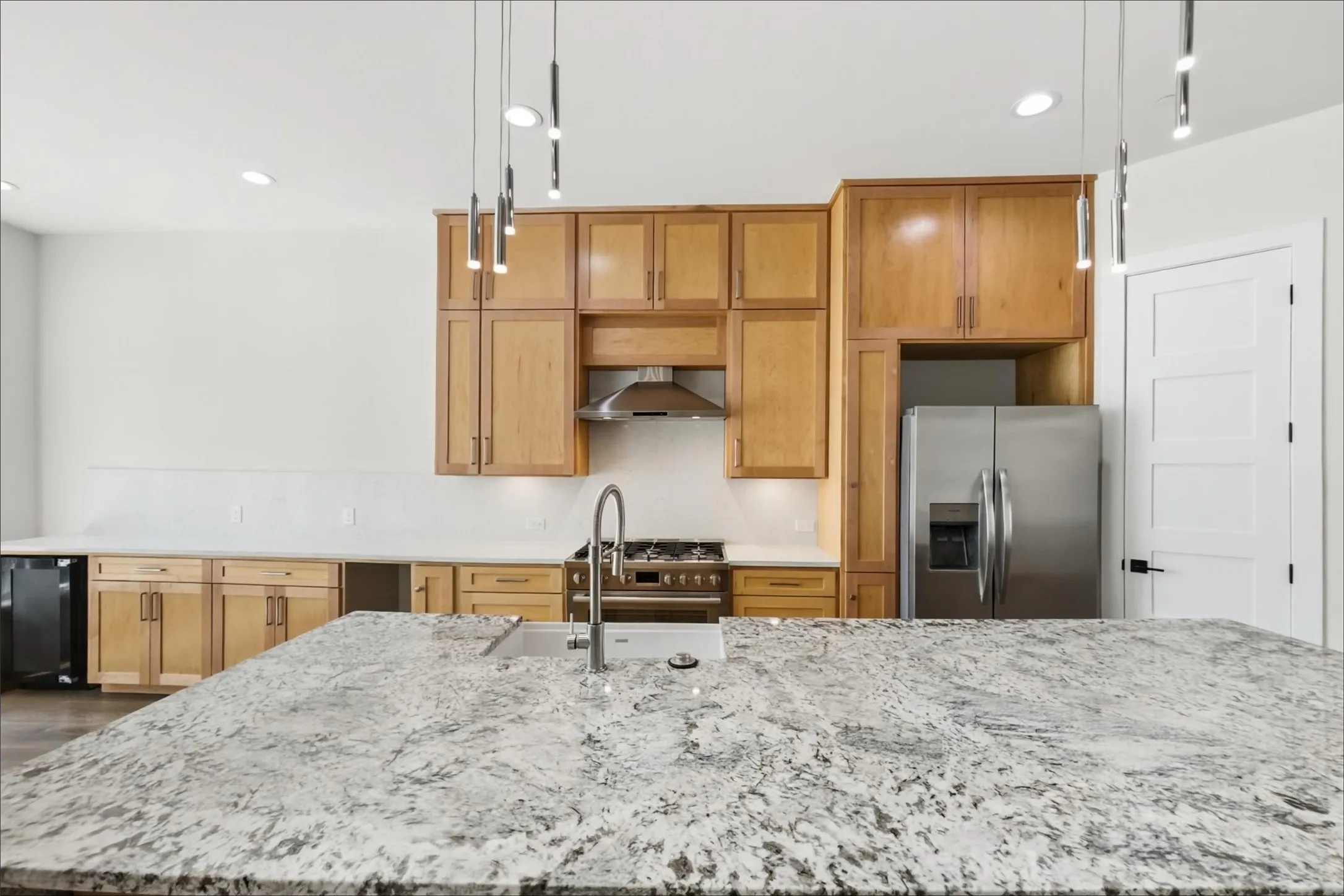 Townhouse For Rent in Tarrant County , 408 Rayner Avenue, Fort Worth, Texas 76111, 3 Bedroom, 4 Bathroom, 2 Garage spaces, 1,980 Sqft, built in 2021, mls#21393435, Real Estate Agent in Fort Worth, Homes For Rent in Tarrant county, Homes For Rent in Fort Worth, Realtor in Fort Worth Texas, Real Estate Brokerage Independent Realty Texas, Luminita Cordes Realtor