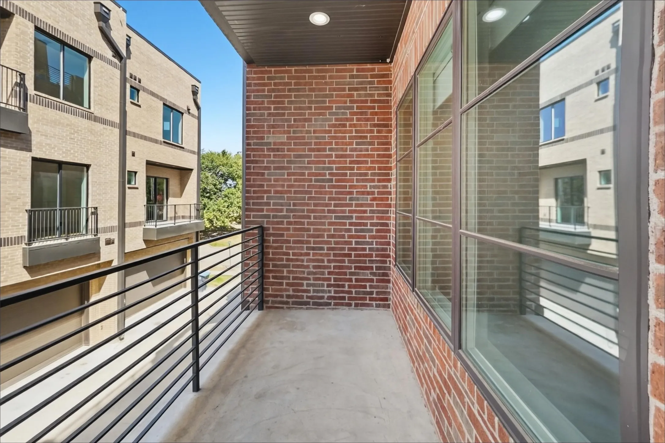 Townhouse For Rent in Tarrant County , 408 Rayner Avenue, Fort Worth, Texas 76111, 3 Bedroom, 4 Bathroom, 2 Garage spaces, 1,980 Sqft, built in 2021, mls#21393435, Real Estate Agent in Fort Worth, Homes For Rent in Tarrant county, Homes For Rent in Fort Worth, Realtor in Fort Worth Texas, Real Estate Brokerage Independent Realty Texas, Luminita Cordes Realtor