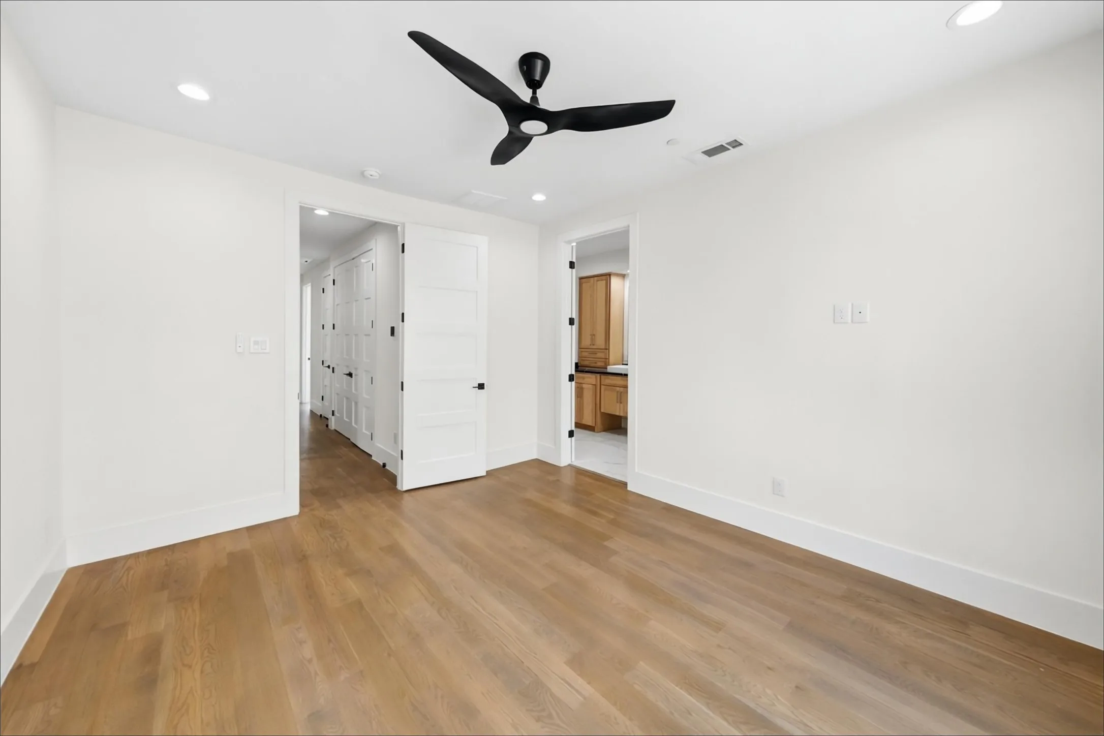 Townhouse For Rent in Tarrant County , 408 Rayner Avenue, Fort Worth, Texas 76111, 3 Bedroom, 4 Bathroom, 2 Garage spaces, 1,980 Sqft, built in 2021, mls#21393435, Real Estate Agent in Fort Worth, Homes For Rent in Tarrant county, Homes For Rent in Fort Worth, Realtor in Fort Worth Texas, Real Estate Brokerage Independent Realty Texas, Luminita Cordes Realtor