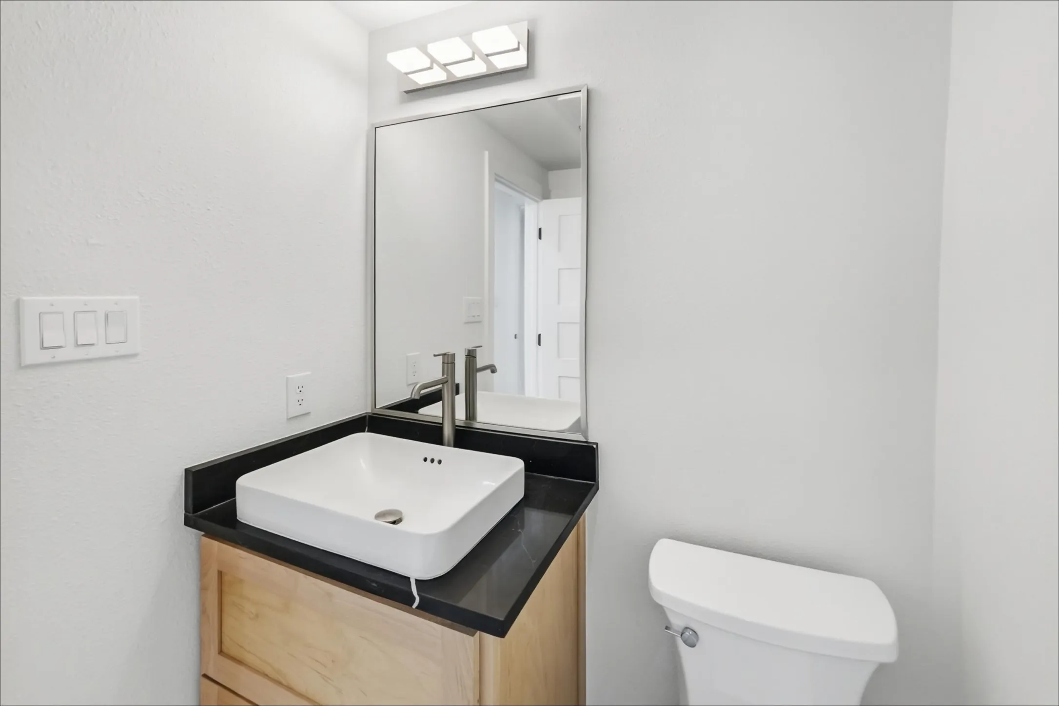 Townhouse For Rent in Tarrant County , 408 Rayner Avenue, Fort Worth, Texas 76111, 3 Bedroom, 4 Bathroom, 2 Garage spaces, 1,980 Sqft, built in 2021, mls#21393435, Real Estate Agent in Fort Worth, Homes For Rent in Tarrant county, Homes For Rent in Fort Worth, Realtor in Fort Worth Texas, Real Estate Brokerage Independent Realty Texas, Luminita Cordes Realtor