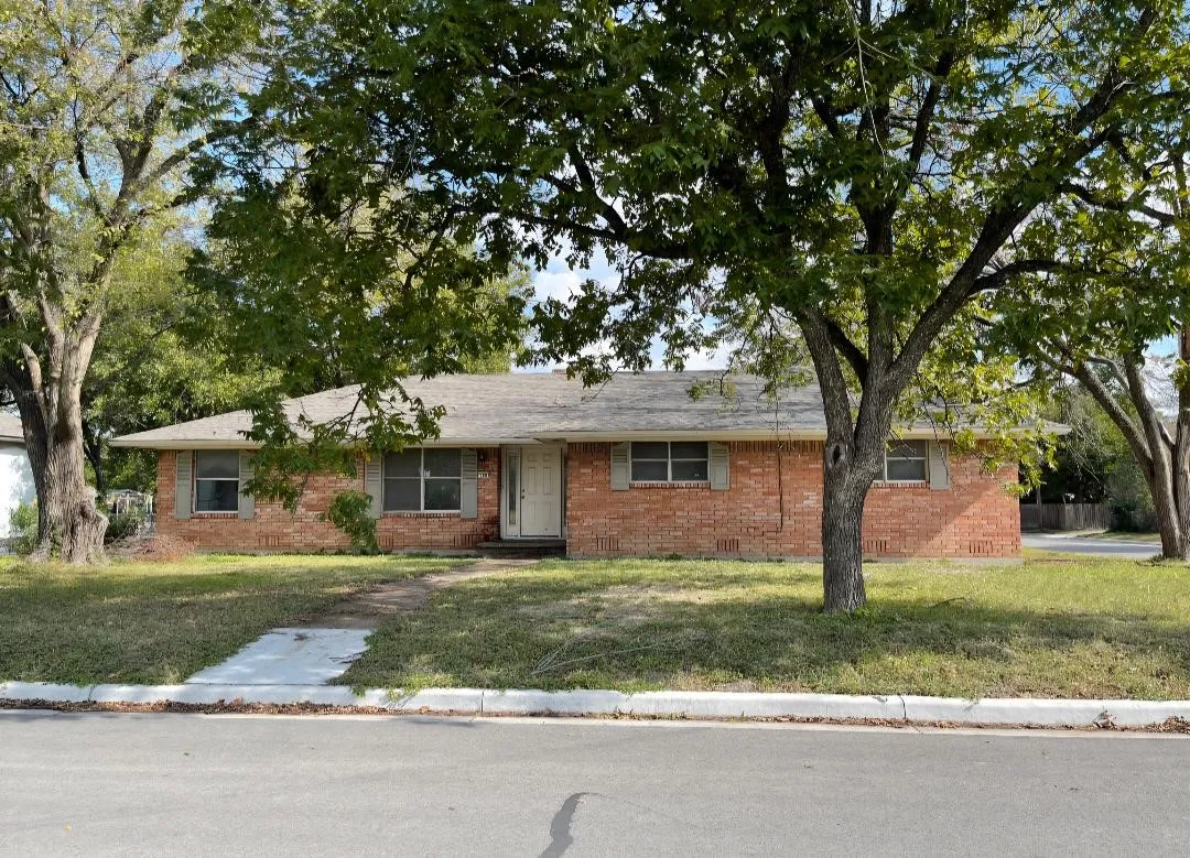 Single Family Residence For Rent in Mc Lennan County , 700 N Marable Street, West, Texas 76691, 3 Bedroom, 2 Bathroom, 2 Garage spaces, 2,356 Sqft, built in 1965, mls#21393379, Real Estate Agent in West, Homes For Rent in Mc Lennan county, Homes For Rent in West, Realtor in West Texas, Real Estate Brokerage Independent Realty Texas, Luminita Cordes Realtor